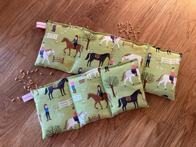Bio Dinkel Körnerkissen "Pferde + Reiterhof" | Wärme- Oder Kältekissen 3 4 Kammern - Perfektes, Nachhaltiges Ostergeschenk von Etsy - HandmadeMelanieShop