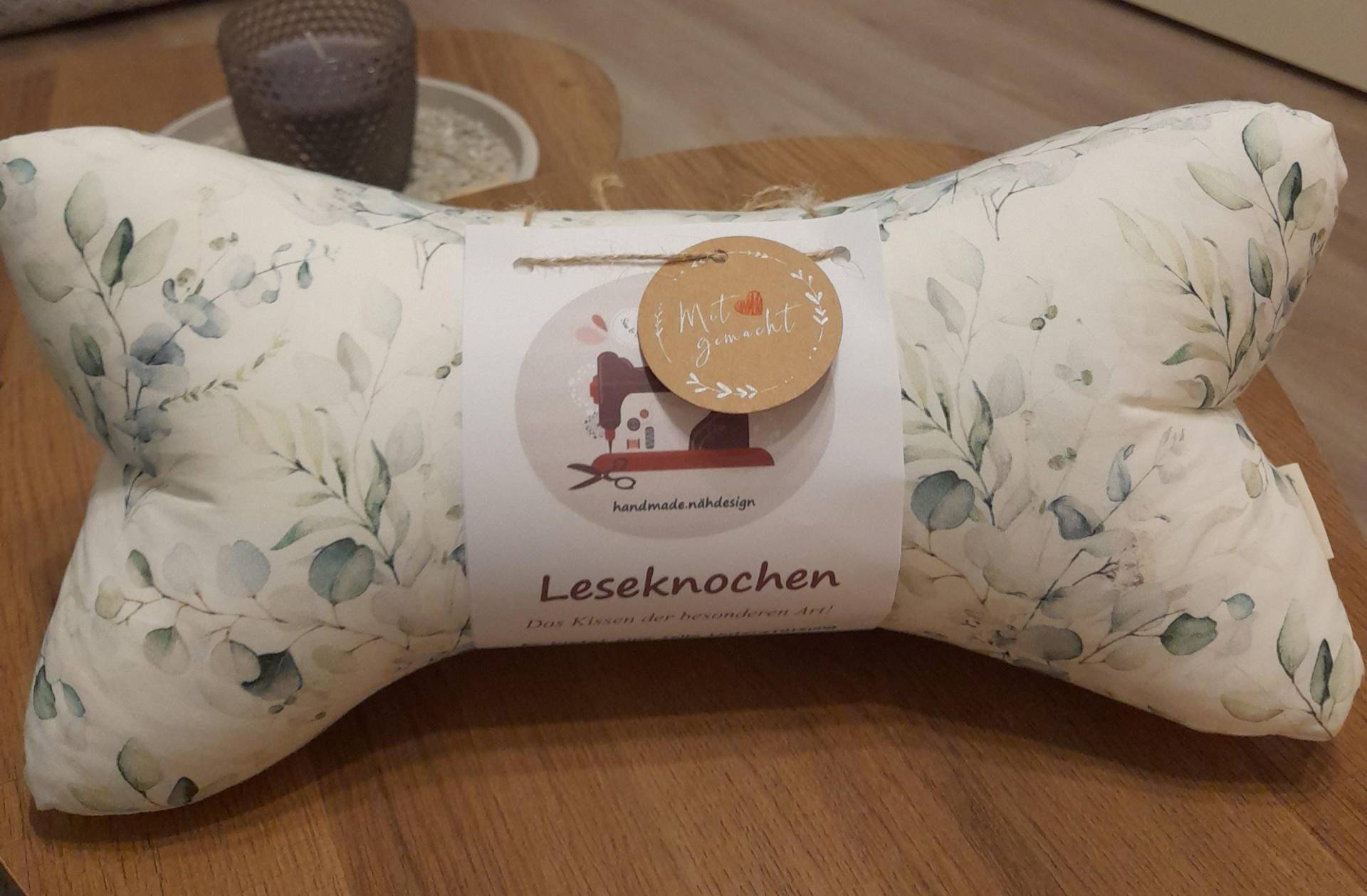 Leseknochen Nackenkissen 36x18 cm Handmade Eukalyptus Grün Weiß Leseknochen Nackenkissen 36x18 cm Handmade Eukalyptus Grün Weiß von Etsy - FadenSpektakel