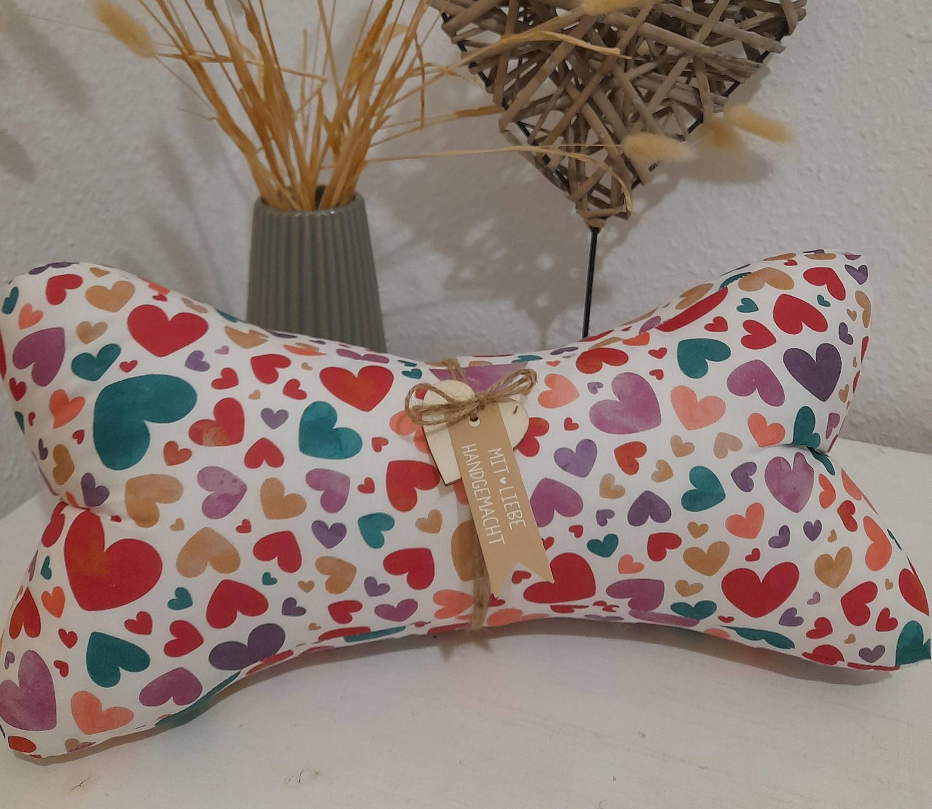 Leseknochen Nackenkissen 36x18 cm Handmade Herzen Bunt von Etsy - FadenSpektakel