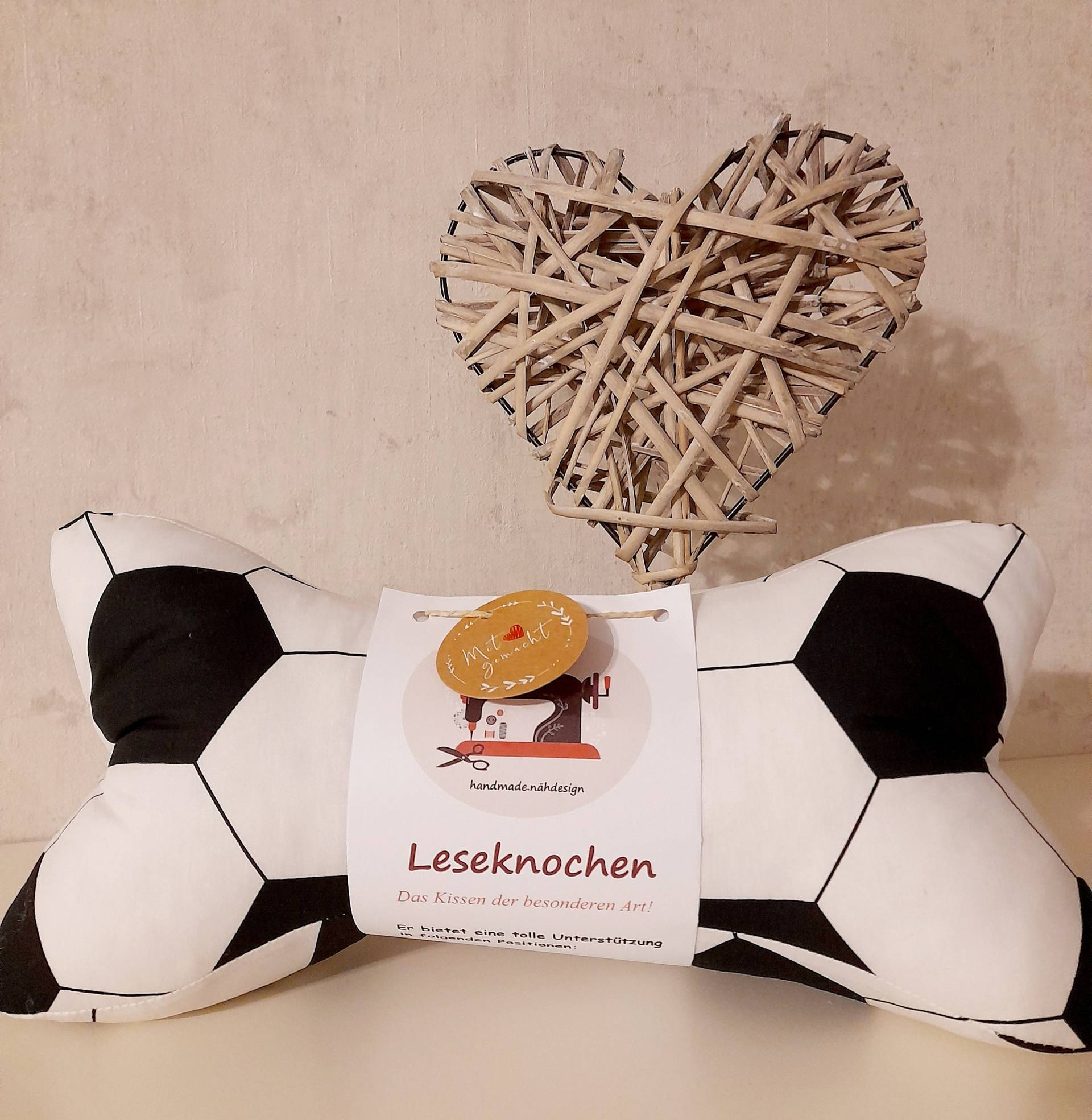 Leseknochen Nackenkissen 36x18 cm Motiv Fußball Schwarz/Weiß von Etsy - FadenSpektakel