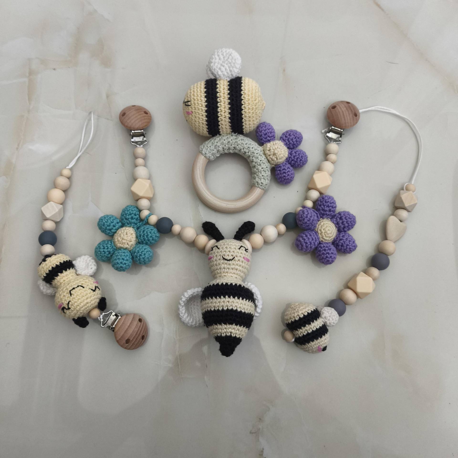 Handgemachte Kinderwagenkette, Babyschalen Anhänger, Schnullerkette Und Rassel Mit Häkel-Bienen - Geschenk Zur Geburt Baby Zubehör von Etsy - HandmadeTuanis