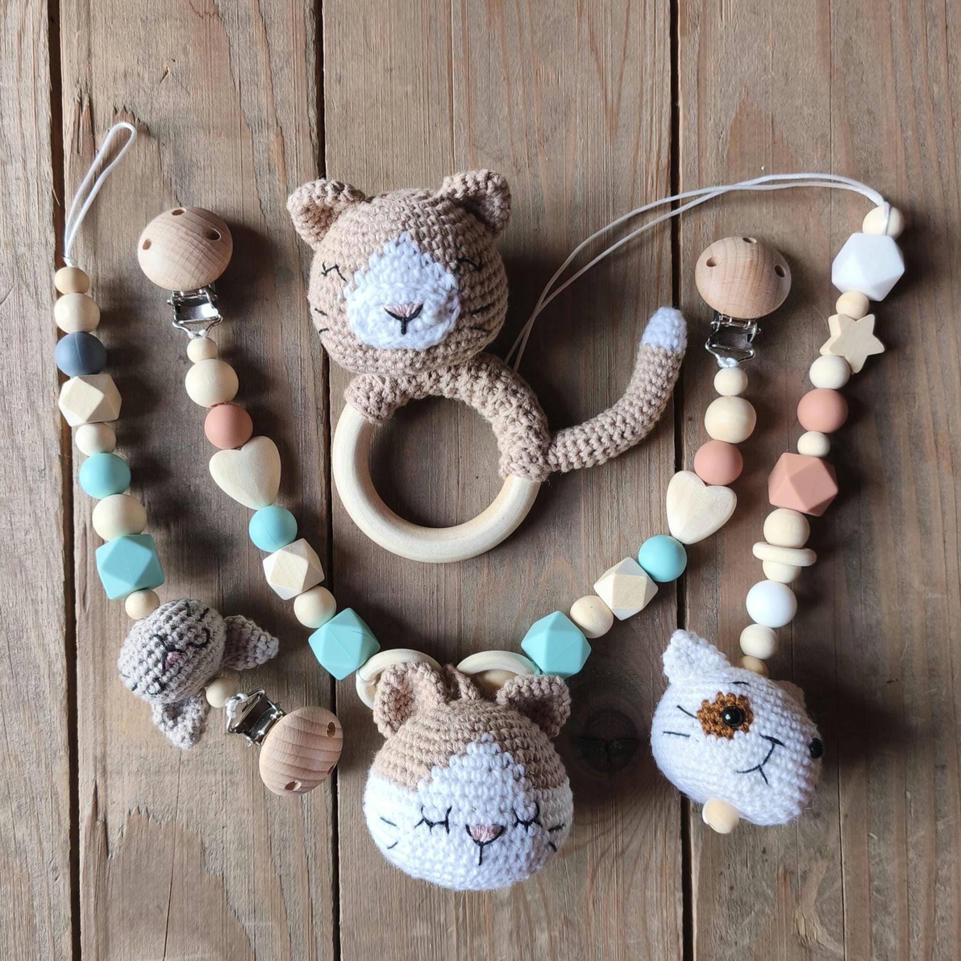 Handgemachte Kinderwagenkette, Babyschalen Anhänger, Schnullerkette Und Rassel Mit Häkel-Katze - Geschenk Zur Geburt Baby Zubehör von Etsy - HandmadeTuanis
