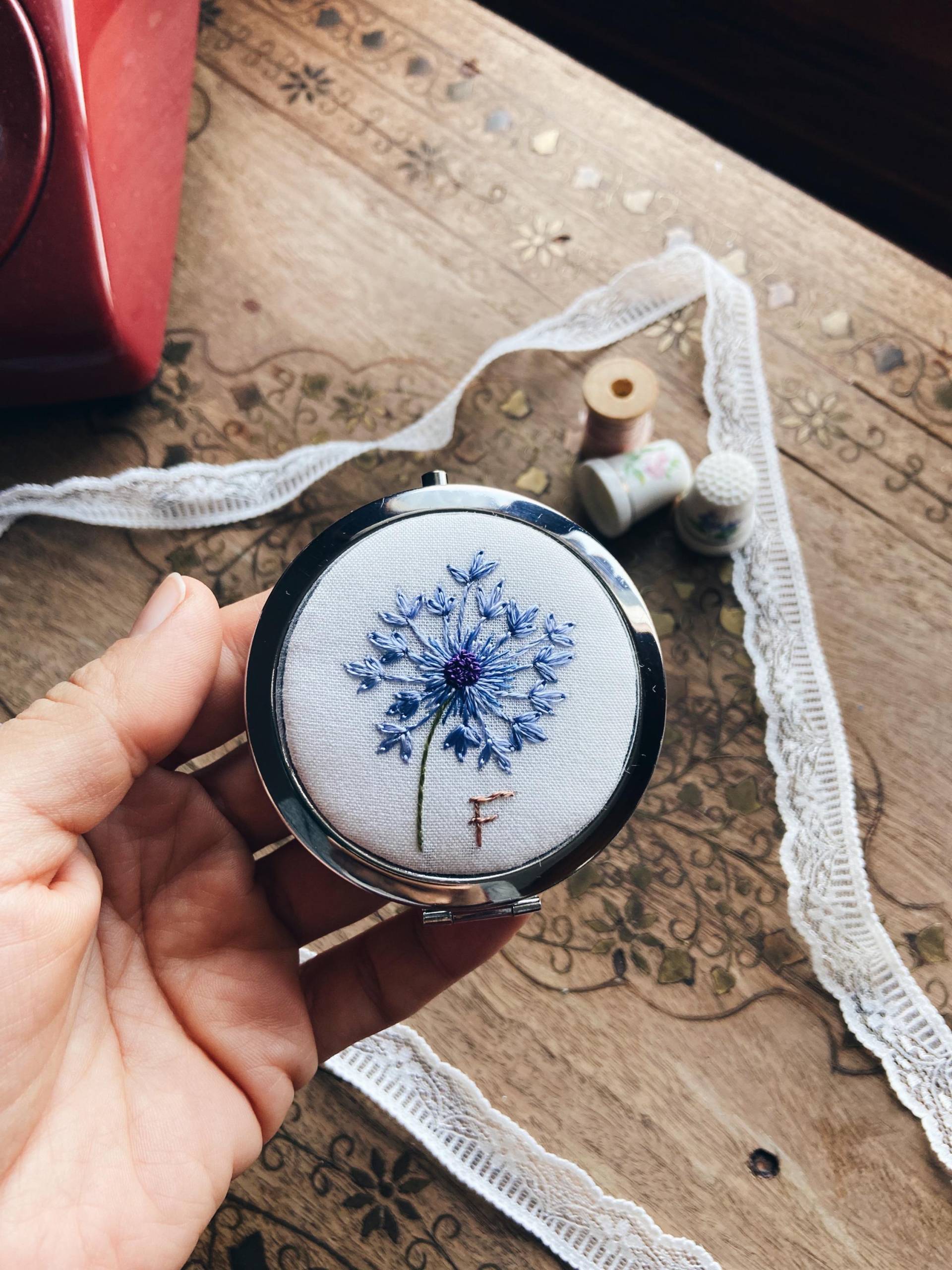 Gestickter Blumenspiegel, Taschenspiegel, Cottagecore Geschenk, Personalisierter Spiegel, Personalisiertes Geschenk Frauen, Für Mama, Modernes Blau Gestickter Blumenspiegel, Taschenspiegel, Cottagecore Geschenk, Personalisierter Spiegel, Personalisiertes Geschenk Frauen, Für Mama, Modernes Blau von Etsy - HandmadebyLeyliStore