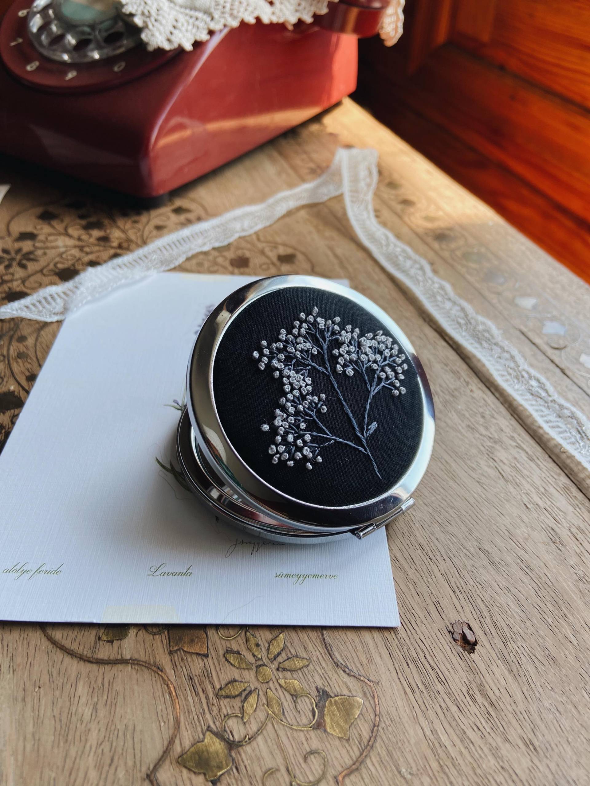 Hand Bestickter Taschenspiegel - Schleierkraut Blumenmuster Eleganter Schwarzer Stoff Handgemachtes Geschenk Für Sie von Etsy - HandmadebyLeyliStore