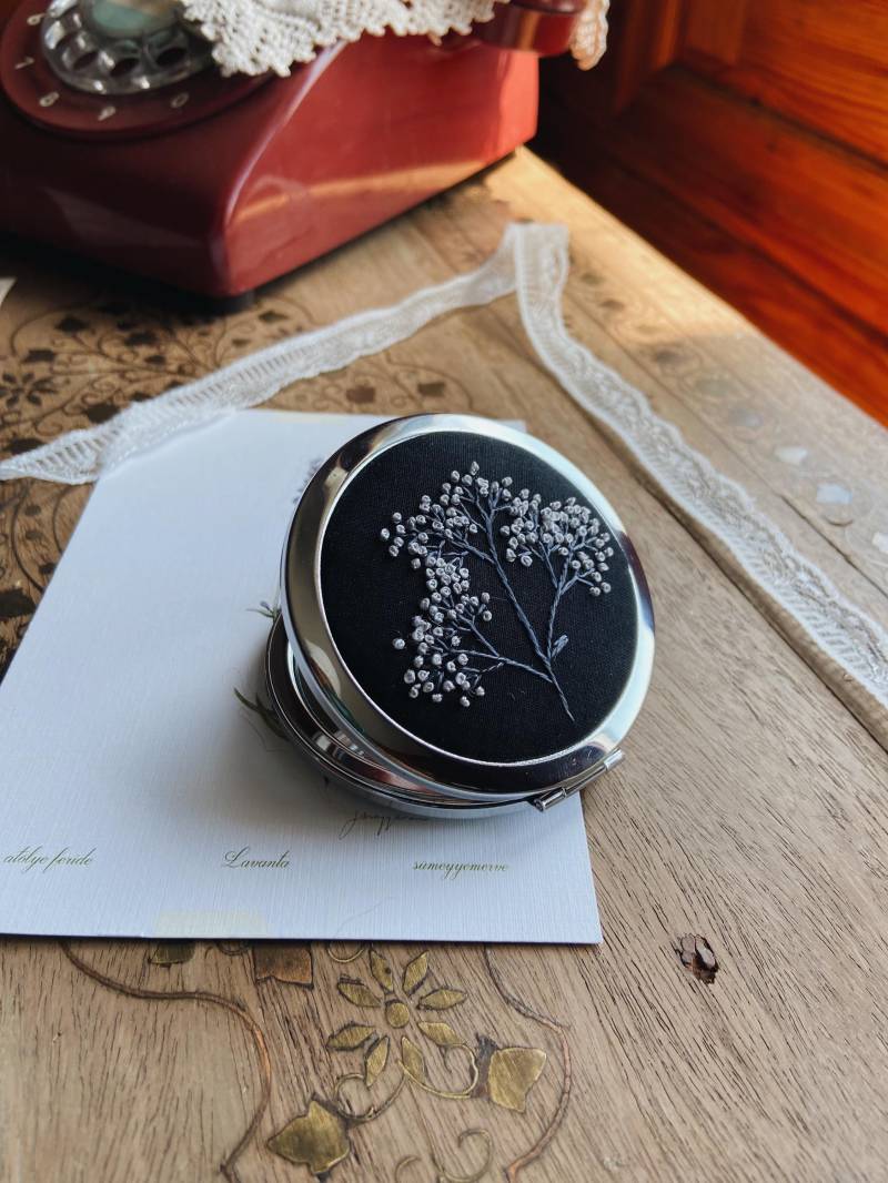 Hand Bestickter Taschenspiegel - Schleierkraut Blumenmuster Eleganter Schwarzer Stoff Handgemachtes Geschenk Für Sie von Etsy - HandmadebyLeyliStore
