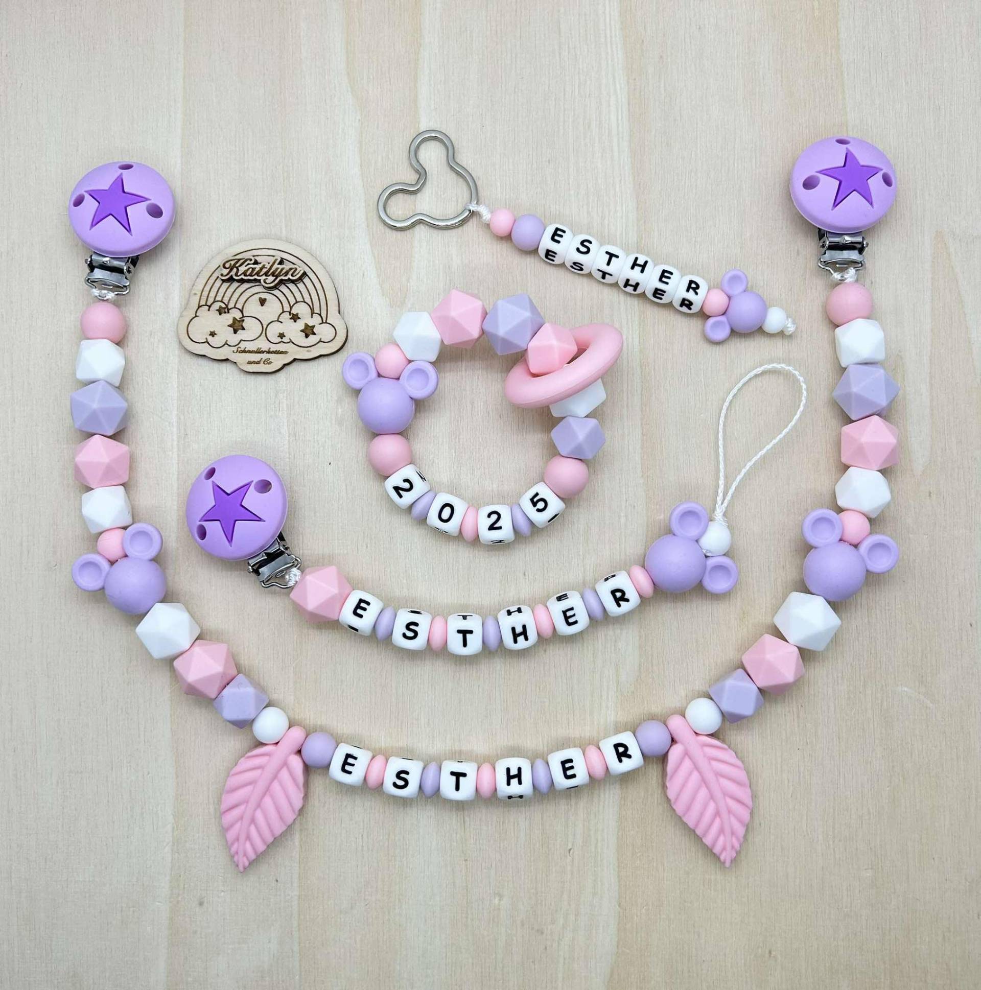 Babygeschenk Schnullerkette Mit Name , Kinderwagenkette, Schlüsselanhänger Und Greifling Aus Silikon Perlen + Ring Adaptor Gratis Babygeschenk Schnullerkette Mit Name , Kinderwagenkette, Schlüsselanhänger Und Greifling Aus Silikon Perlen + Ring Adaptor Gratis von Etsy - Handmadekatlyn