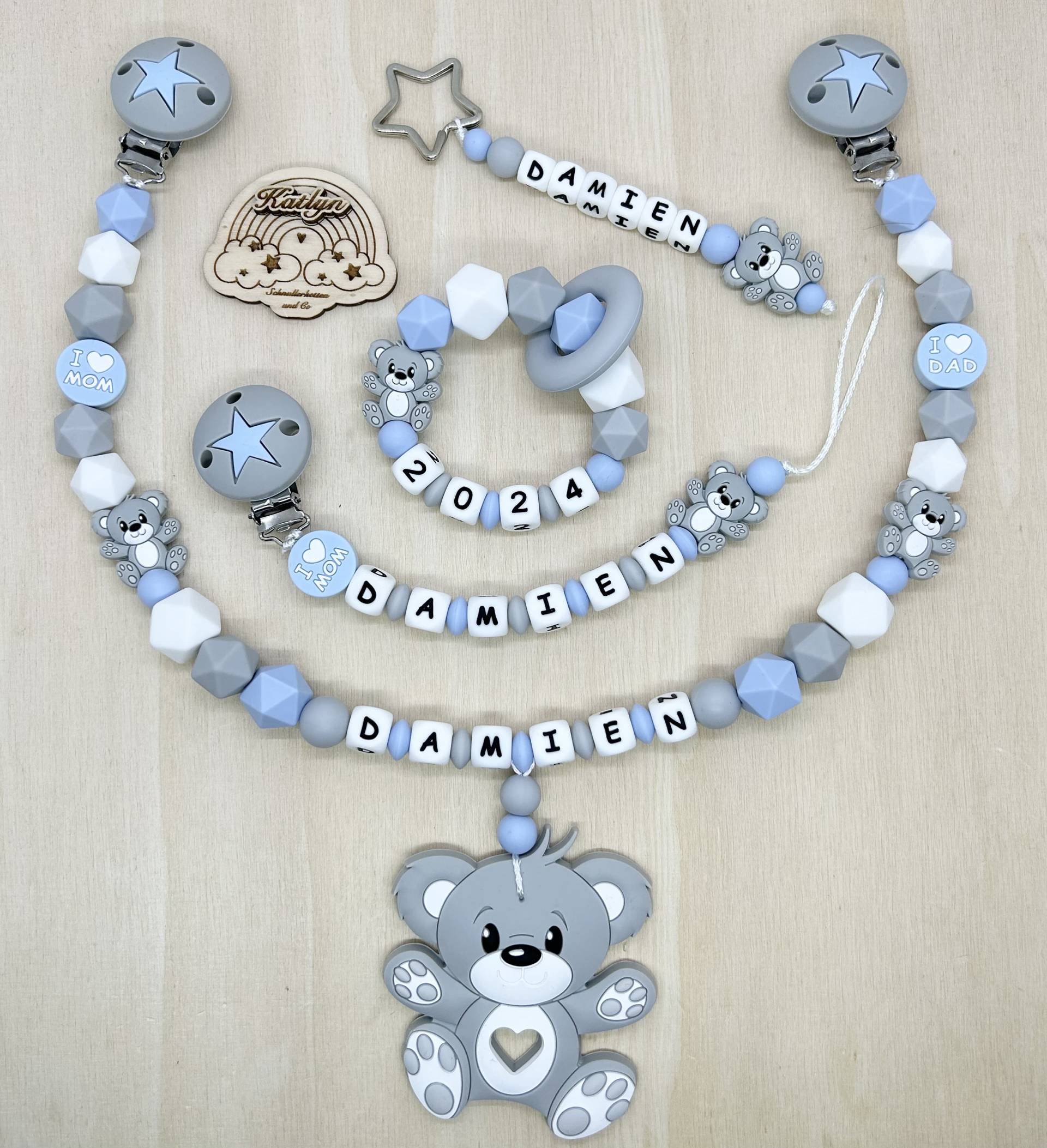 Babygeschenk Schnullerkette Mit Name , Kinderwagenkette, Schlüsselanhänger Und Greifling Aus Silikon Perlen Bär + Ring Adaptor Gratis Babygeschenk Schnullerkette Mit Name , Kinderwagenkette, Schlüsselanhänger Und Greifling Aus Silikon Perlen Bär + Ring Adaptor Gratis von Etsy - Handmadekatlyn