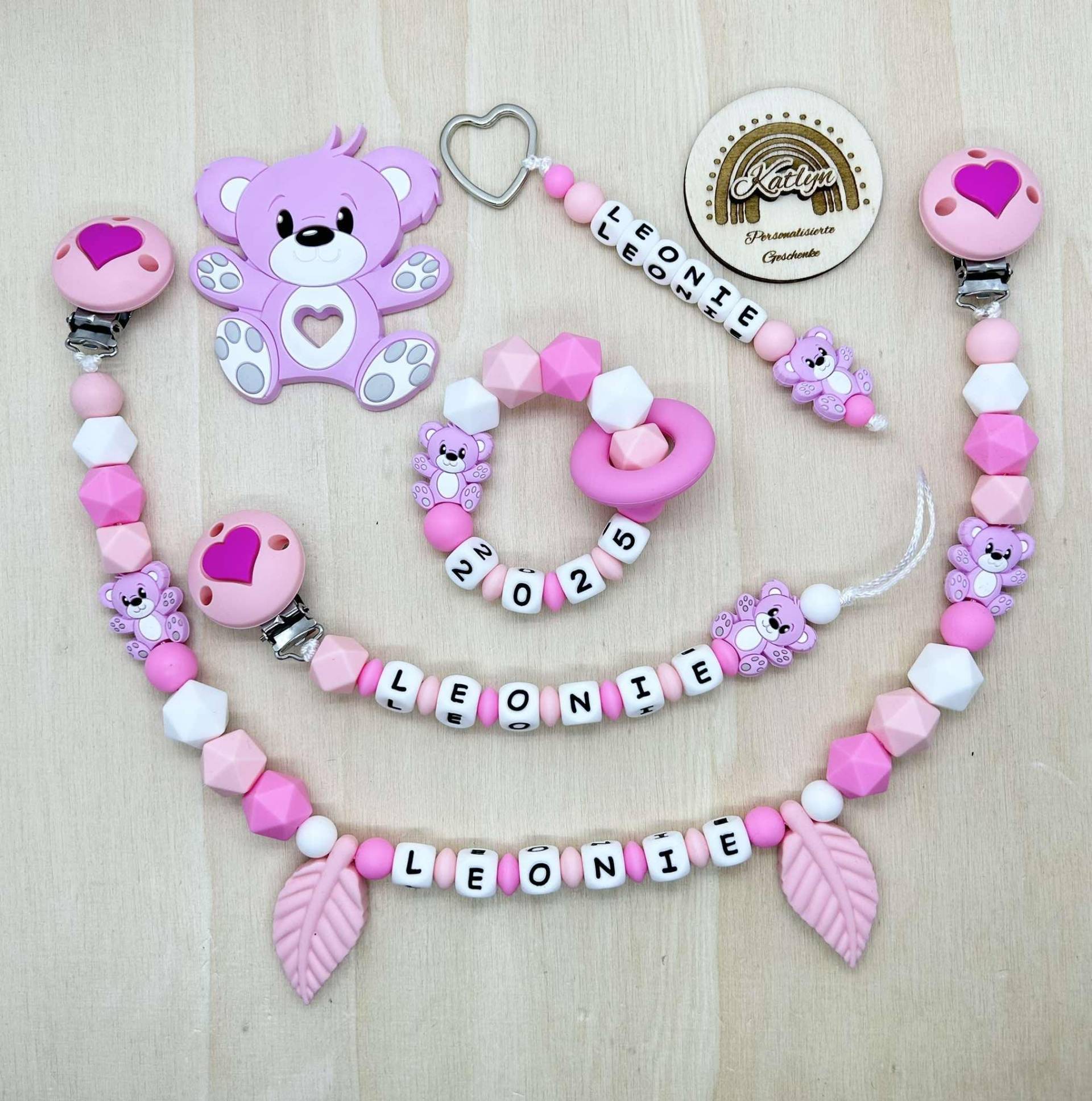 Babygeschenk Schnullerkette Mit Name , Kinderwagenkette, Schlüsselanhänger Und Greifling Aus Silikon Perlen Bär + Ring Adaptor Gratis Babygeschenk Schnullerkette Mit Name , Kinderwagenkette, Schlüsselanhänger Und Greifling Aus Silikon Perlen Bär + Ring Adaptor Gratis von Etsy - Handmadekatlyn