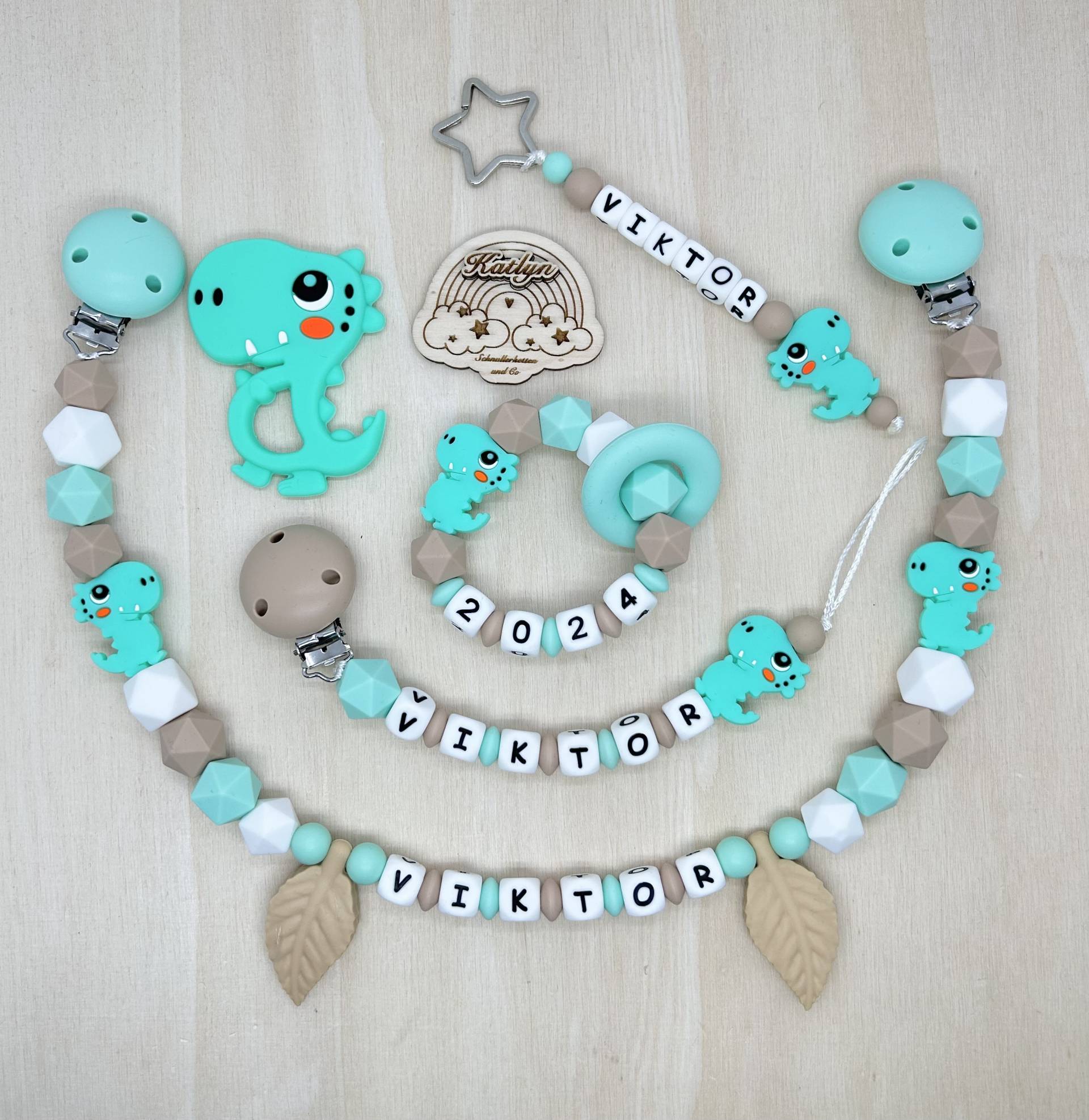 Babygeschenk Schnullerkette Mit Name , Kinderwagenkette, Schlüsselanhänger Und Greifling Aus Silikon Perlen Dino + Ring Adaptor Gratis Babygeschenk Schnullerkette Mit Name , Kinderwagenkette, Schlüsselanhänger Und Greifling Aus Silikon Perlen Dino + Ring Adaptor Gratis von Etsy - Handmadekatlyn