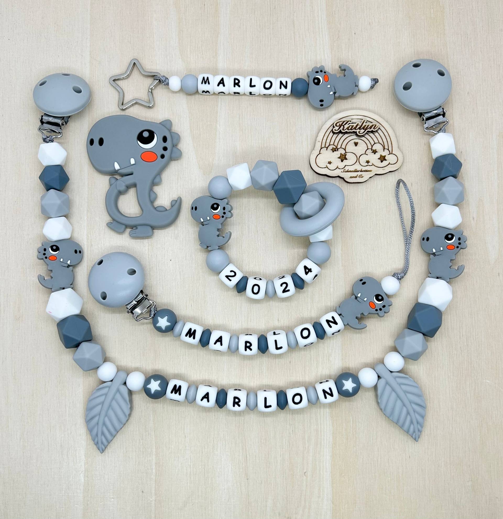 Babygeschenk Schnullerkette Mit Name , Kinderwagenkette, Schlüsselanhänger Und Greifling Aus Silikon Perlen Dino + Ring Adaptor Gratis Babygeschenk Schnullerkette Mit Name , Kinderwagenkette, Schlüsselanhänger Und Greifling Aus Silikon Perlen Dino + Ring Adaptor Gratis von Etsy - Handmadekatlyn