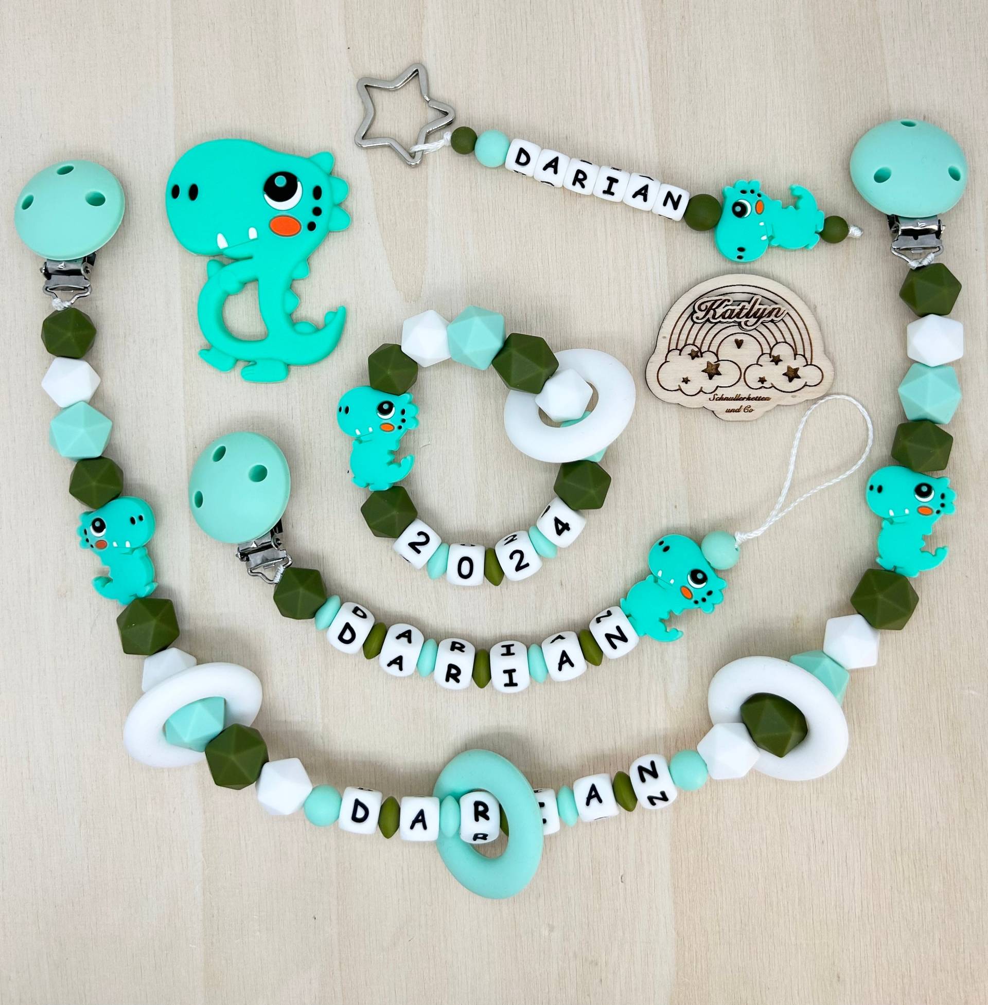 Babygeschenk Schnullerkette Mit Name , Kinderwagenkette, Schlüsselanhänger Und Greifling Aus Silikon Perlen Dino + Ring Adaptor Gratis Babygeschenk Schnullerkette Mit Name , Kinderwagenkette, Schlüsselanhänger Und Greifling Aus Silikon Perlen Dino + Ring Adaptor Gratis von Etsy - Handmadekatlyn