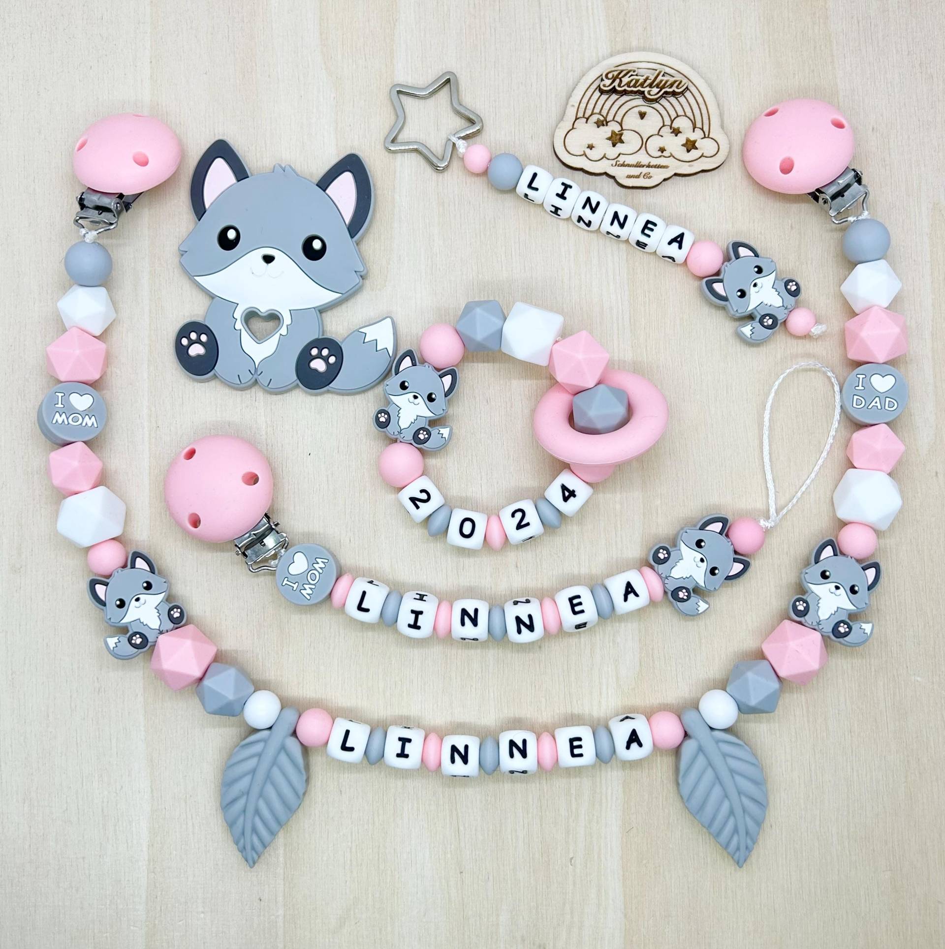Babygeschenk Schnullerkette Mit Name , Kinderwagenkette, Schlüsselanhänger Und Greifling Aus Silikon Perlen Fuchs + Ring Adaptor Gratis Babygeschenk Schnullerkette Mit Name , Kinderwagenkette, Schlüsselanhänger Und Greifling Aus Silikon Perlen Fuchs + Ring Adaptor Gratis von Etsy - Handmadekatlyn