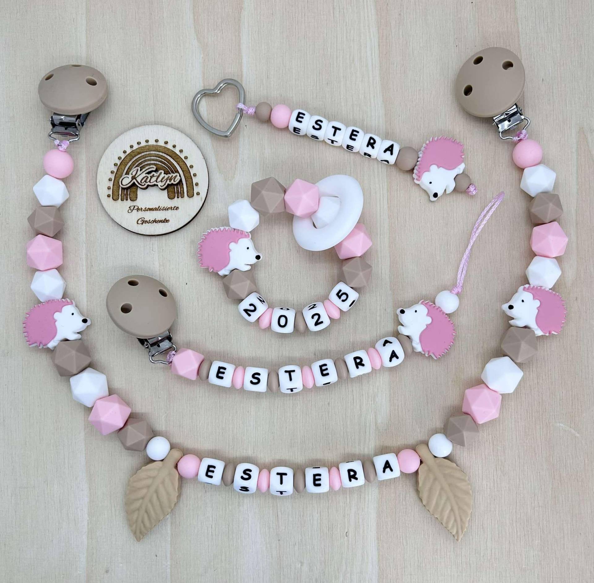 Babygeschenk Schnullerkette Mit Name , Kinderwagenkette, Schlüsselanhänger Und Greifling Aus Silikon Perlen Igel + Ring Adaptor Gratis Babygeschenk Schnullerkette Mit Name , Kinderwagenkette, Schlüsselanhänger Und Greifling Aus Silikon Perlen Igel + Ring Adaptor Gratis von Etsy - Handmadekatlyn