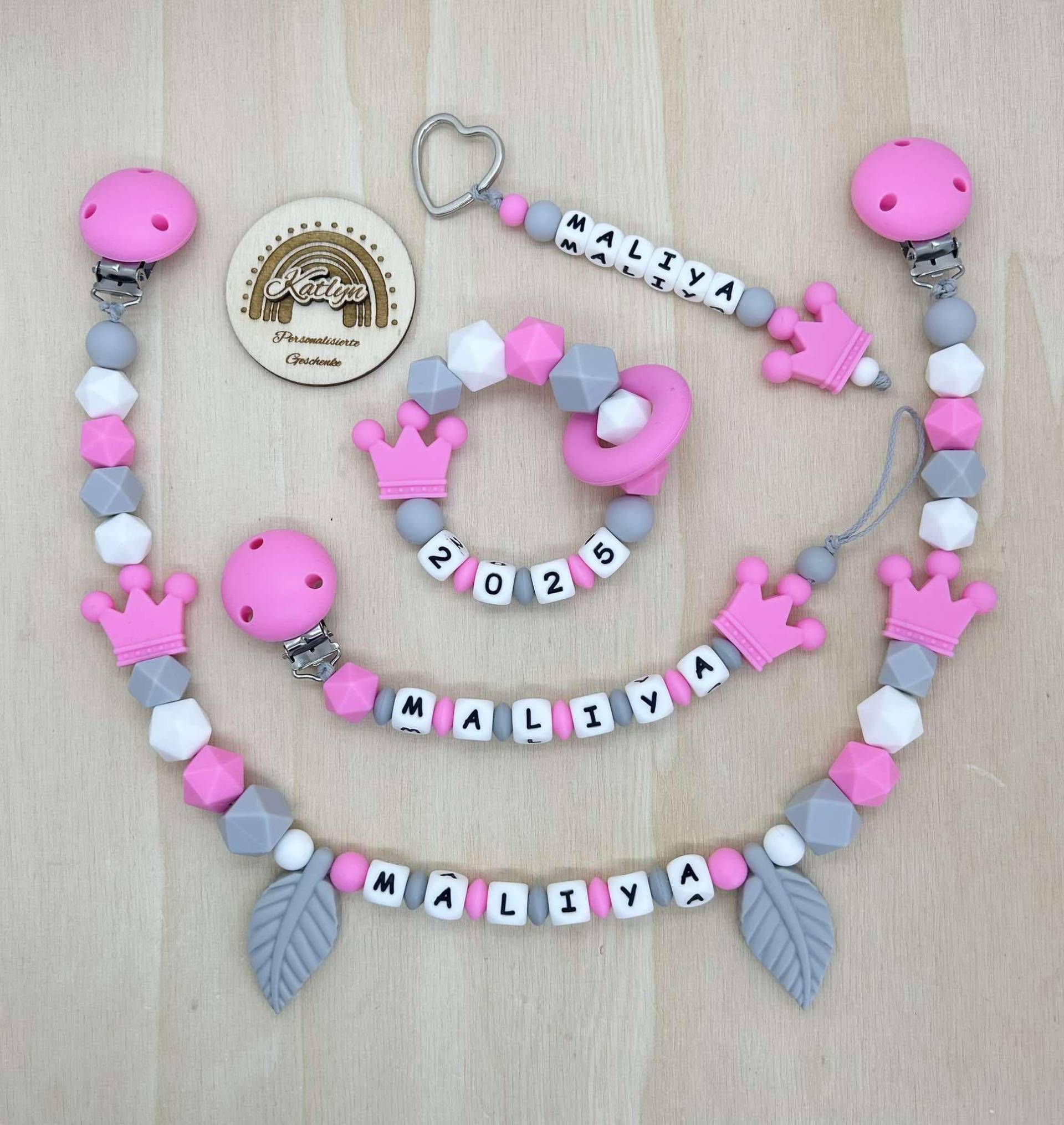 Babygeschenk Schnullerkette Mit Name , Kinderwagenkette, Schlüsselanhänger Und Greifling Aus Silikon Perlen Krone + Ring Adaptor Gratis Babygeschenk Schnullerkette Mit Name , Kinderwagenkette, Schlüsselanhänger Und Greifling Aus Silikon Perlen Krone + Ring Adaptor Gratis von Etsy - Handmadekatlyn