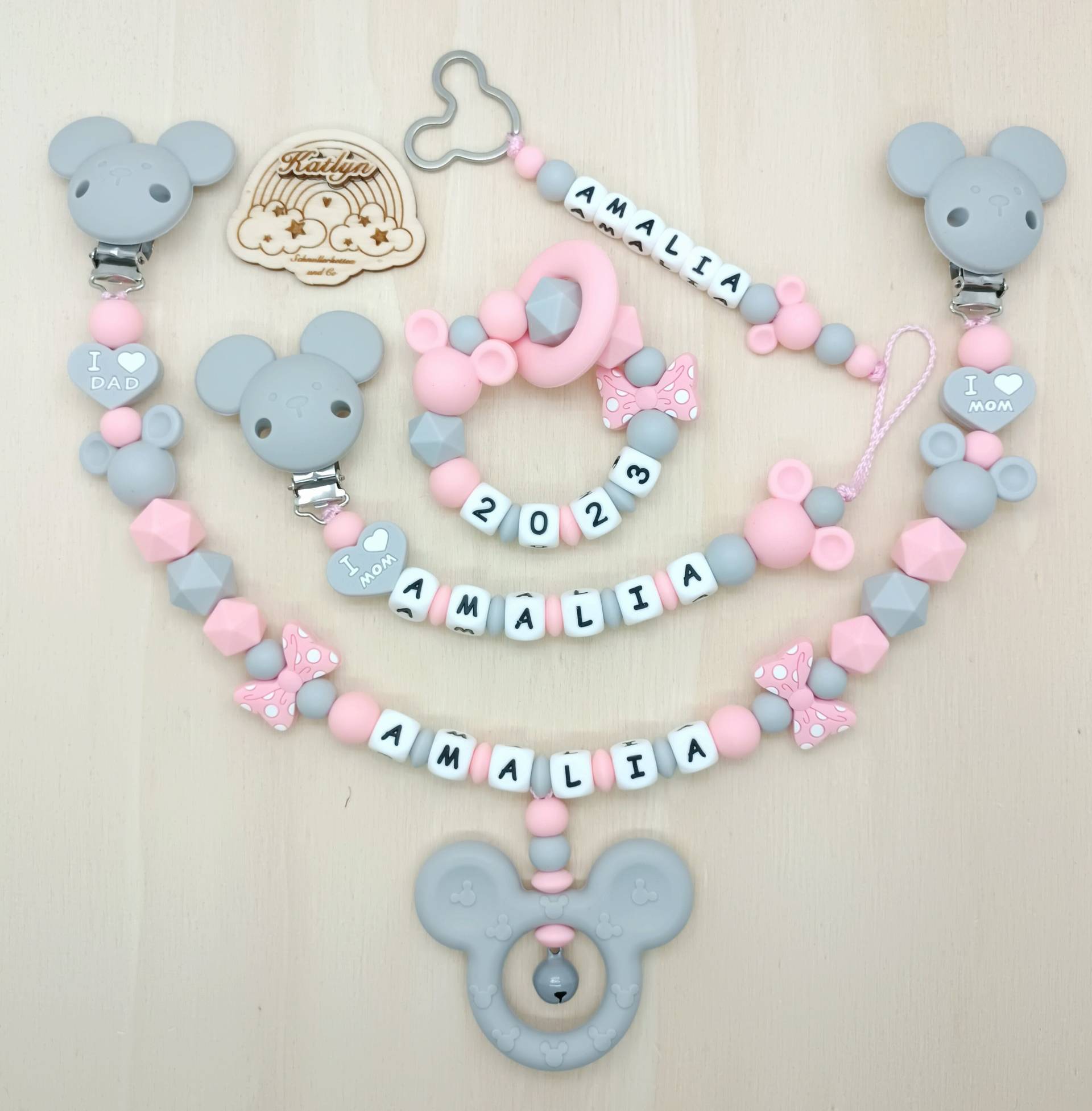 Babygeschenk Schnullerkette Mit Name , Kinderwagenkette, Schlüsselanhänger Und Greifling Aus Silikon Perlen Mädchen + Adaptor Gratis Babygeschenk Schnullerkette Mit Name , Kinderwagenkette, Schlüsselanhänger Und Greifling Aus Silikon Perlen Mädchen + Adaptor Gratis von Etsy - Handmadekatlyn