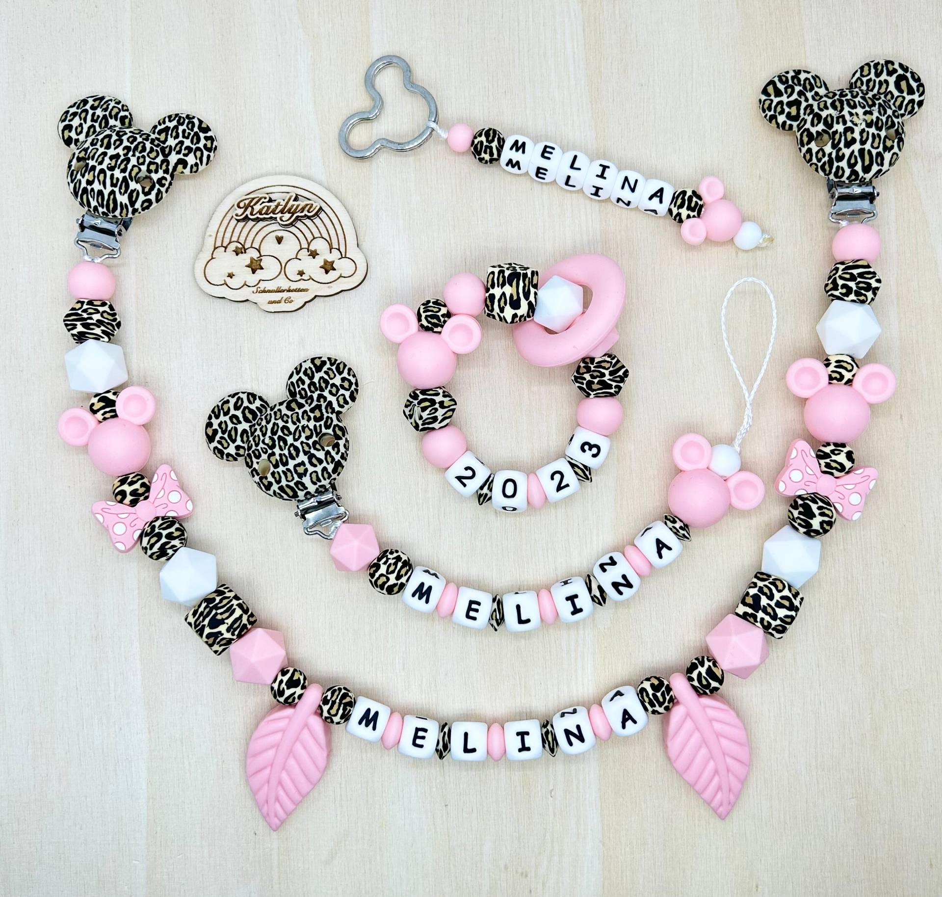 Babygeschenk Schnullerkette Mit Name , Kinderwagenkette, Schlüsselanhänger Und Greifling Aus Silikon Perlen Mädchen + Ring Adaptor Gratis Babygeschenk Schnullerkette Mit Name , Kinderwagenkette, Schlüsselanhänger Und Greifling Aus Silikon Perlen Mädchen + Ring Adaptor Gratis von Etsy - Handmadekatlyn
