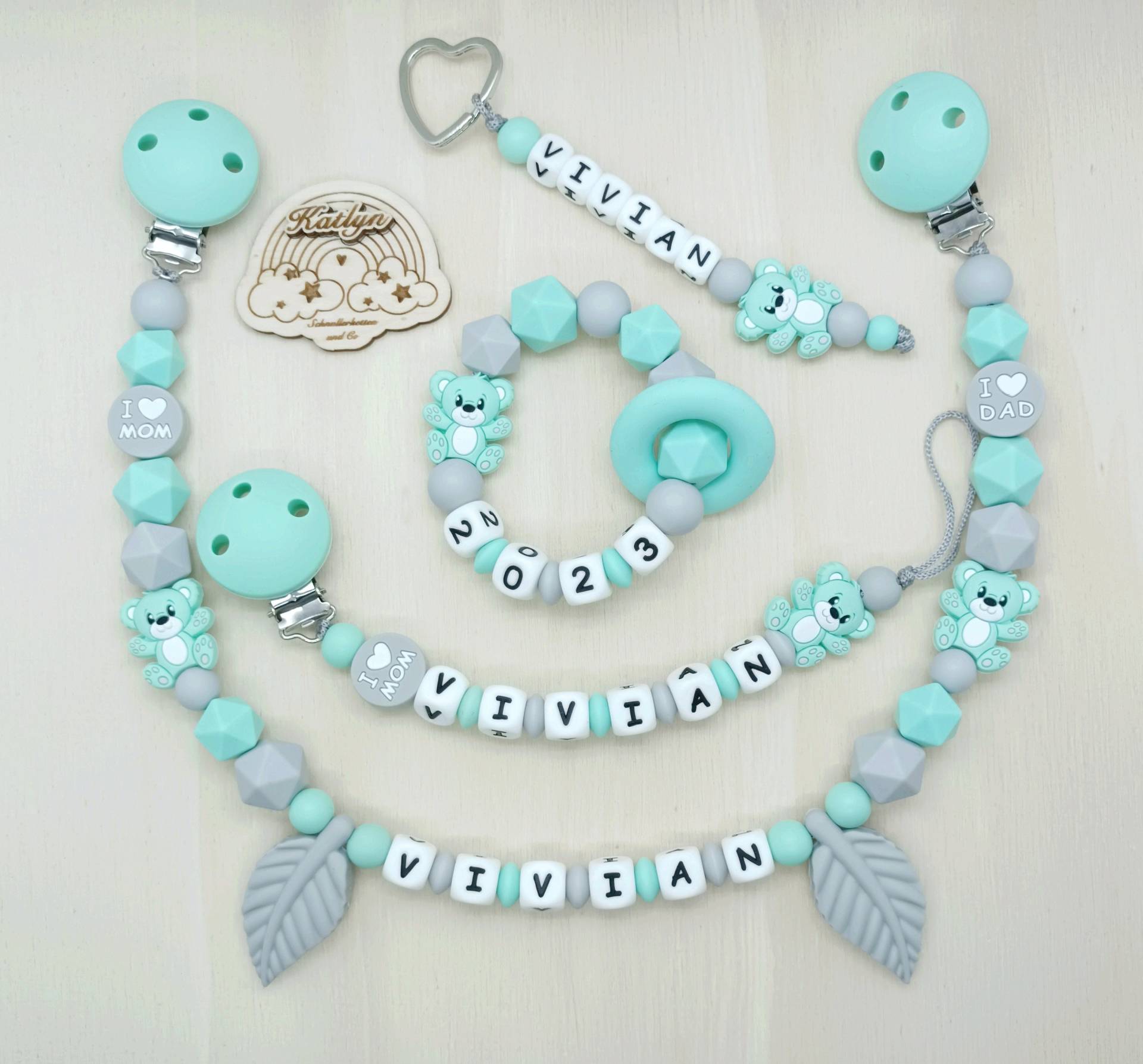 Schnullerkette Mit Name Kinderwagenkette Greifling Schlüsselanhänger Bärchen Mint Grau Geschenk Set Schnullerkette Mit Name Kinderwagenkette Greifling Schlüsselanhänger Bärchen Mint Grau Geschenk Set von Etsy - Handmadekatlyn