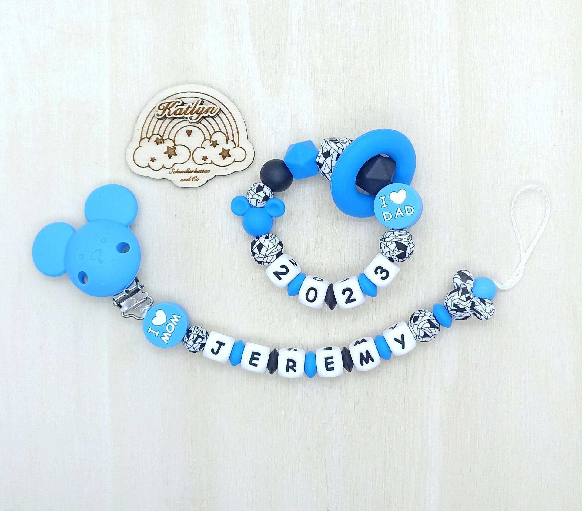 Schnullerkette Mit Name Und Greifling Geburtsjahr Jungen Aus Silikon + Adaptor Ring Schnullerkette Mit Name Und Greifling Geburtsjahr Jungen Aus Silikon + Adaptor Ring von Etsy - Handmadekatlyn