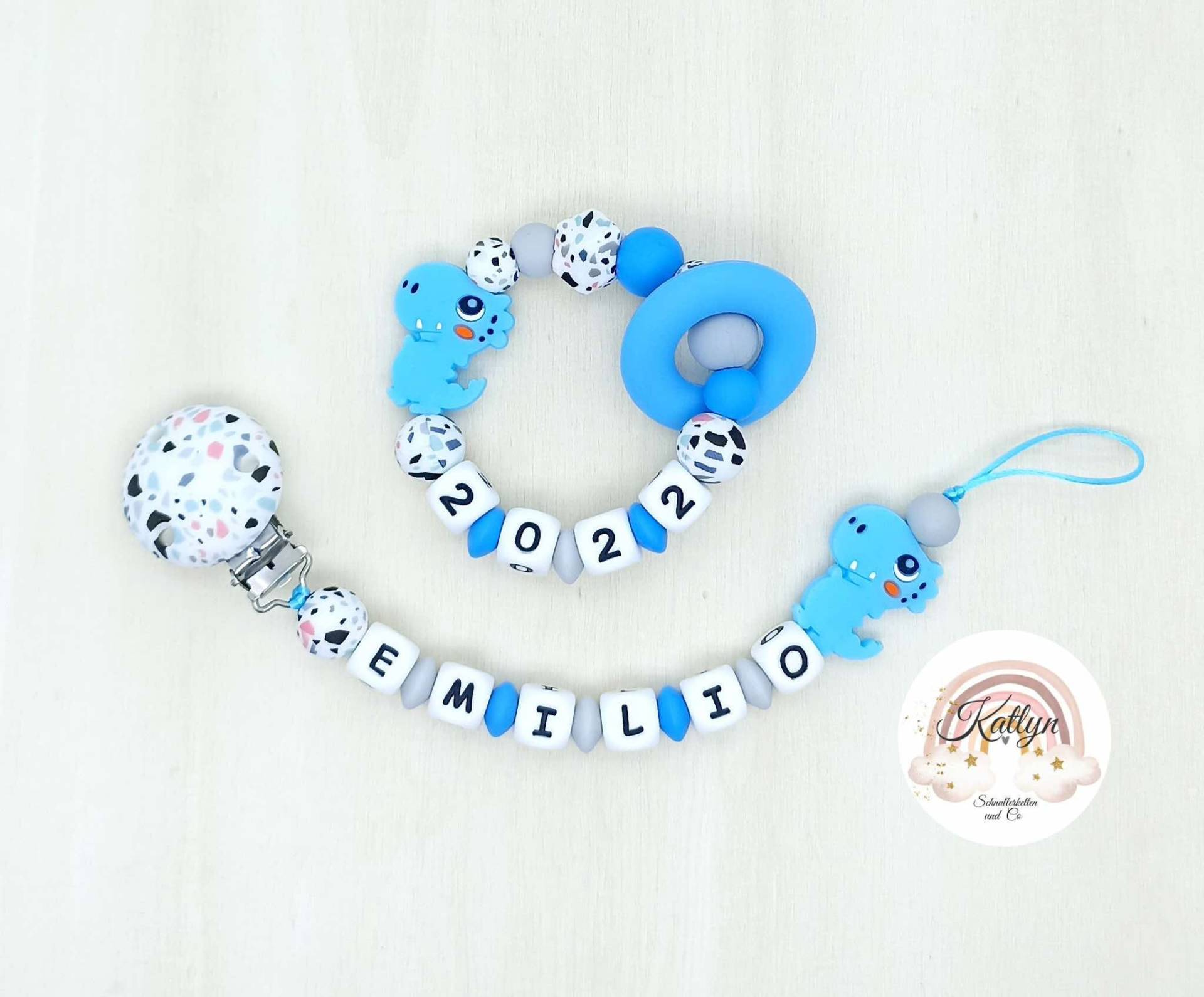 Schnullerkette Mit Name Und Greifling Geburtsjahr Jungen Aus Silikon + Adaptor Ring Schnullerkette Mit Name Und Greifling Geburtsjahr Jungen Aus Silikon + Adaptor Ring von Etsy - Handmadekatlyn