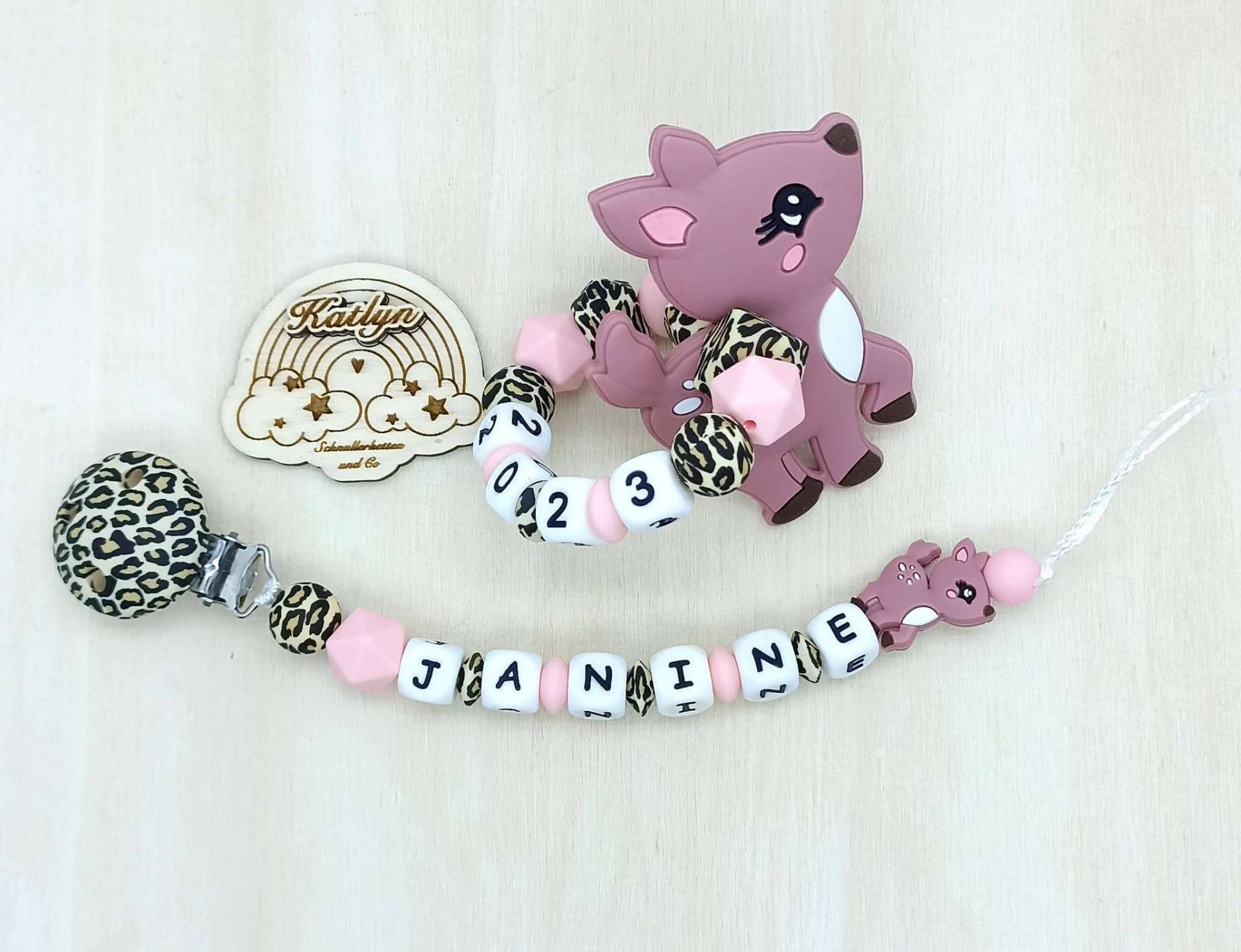 Schnullerkette Mit Name Und Greifling Rehe Set Geburtsjahr Mädchen Aus Silikon + Adaptor Ring Schnullerkette Mit Name Und Greifling Rehe Set Geburtsjahr Mädchen Aus Silikon + Adaptor Ring von Etsy - Handmadekatlyn