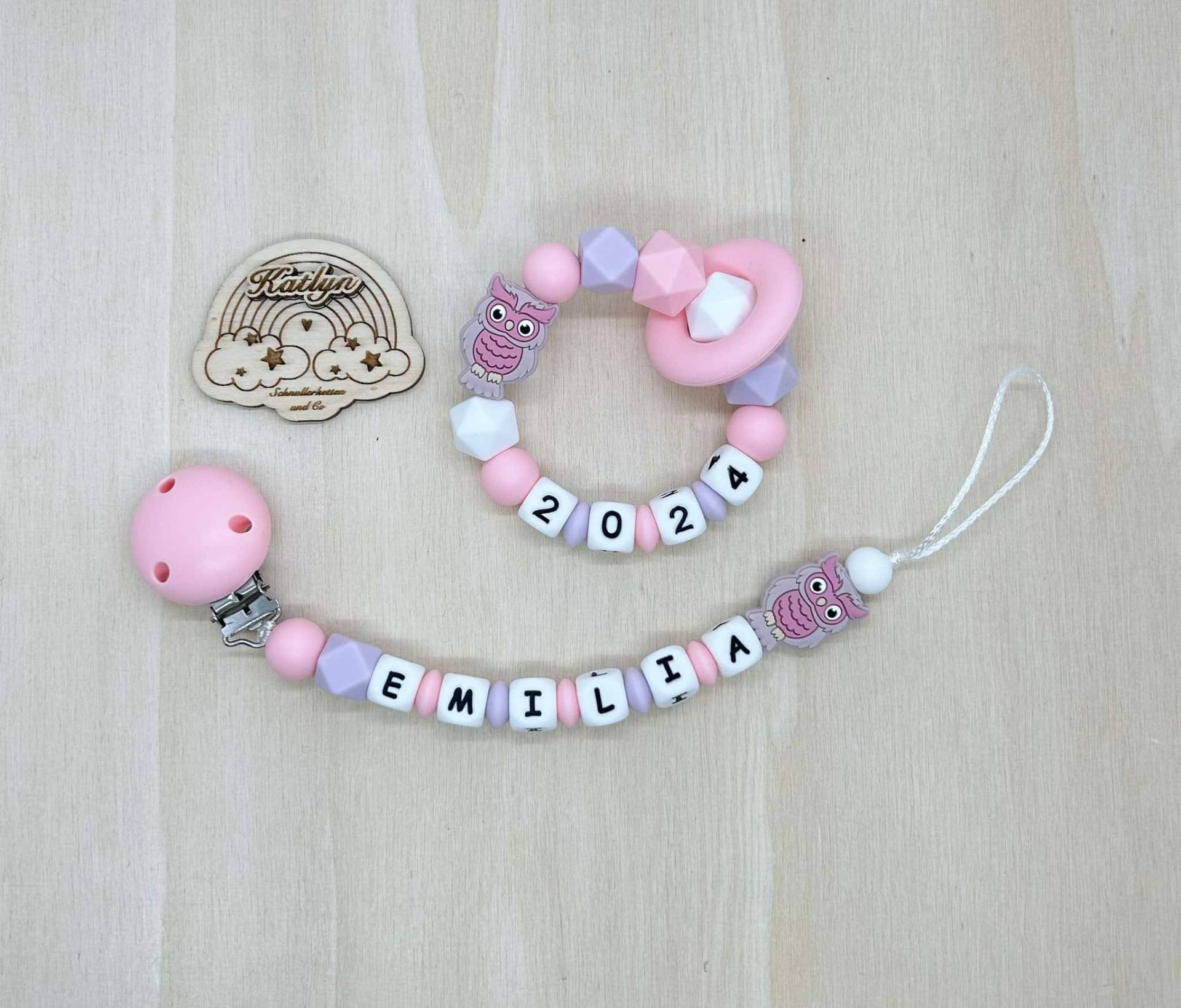 Schnullerkette Mit Name Und Greifling Set Geburtsjahr Mädchen Aus Silikon + Adaptor Ring Schnullerkette Mit Name Und Greifling Set Geburtsjahr Mädchen Aus Silikon + Adaptor Ring von Etsy - Handmadekatlyn