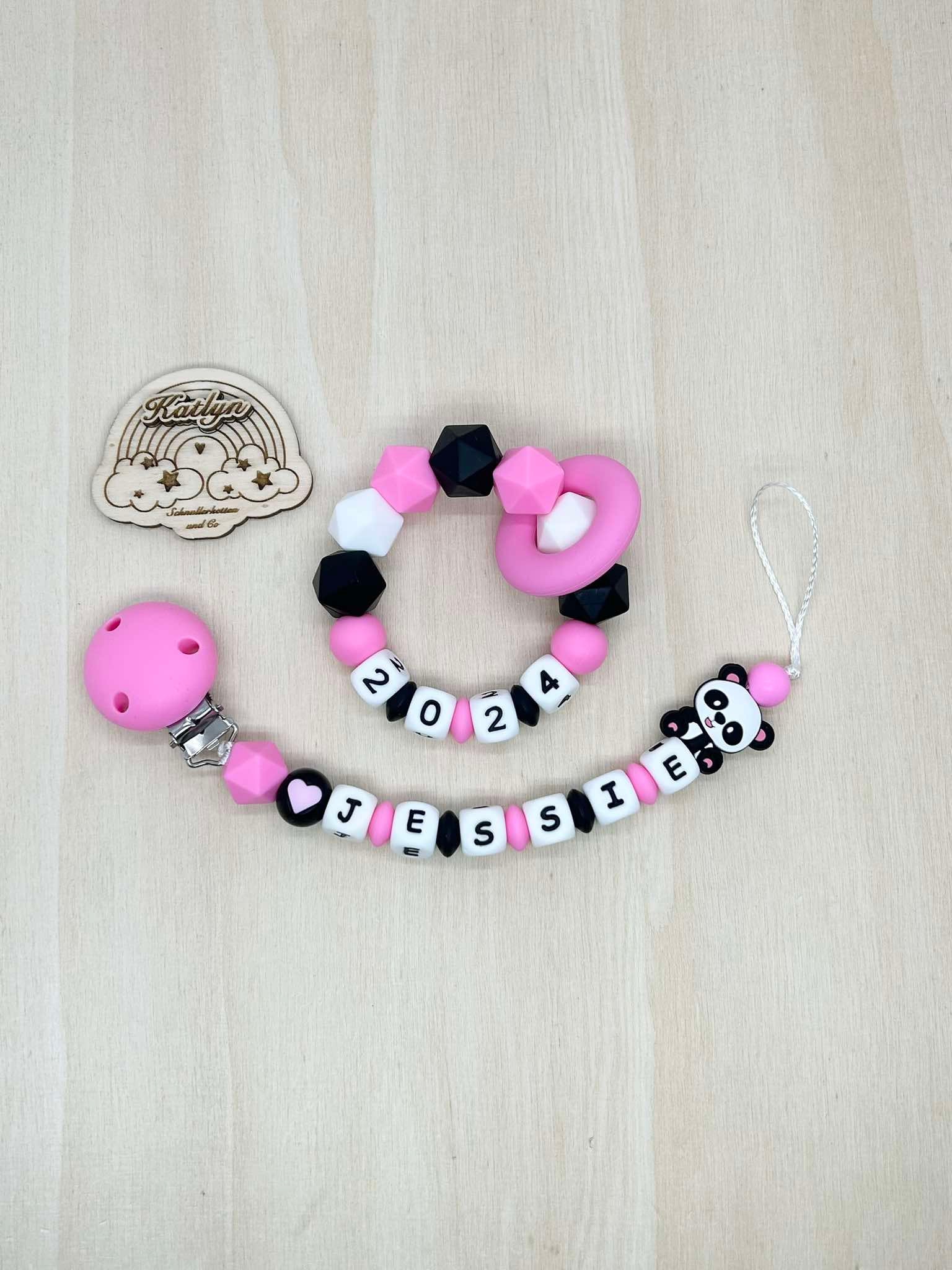 Schnullerkette Und Greifling Panda Set Mit Namen Aus Silikon Perlen+ Adaptor Gratis Schnullerkette Und Greifling Panda Set Mit Namen Aus Silikon Perlen+ Adaptor Gratis von Etsy - Handmadekatlyn