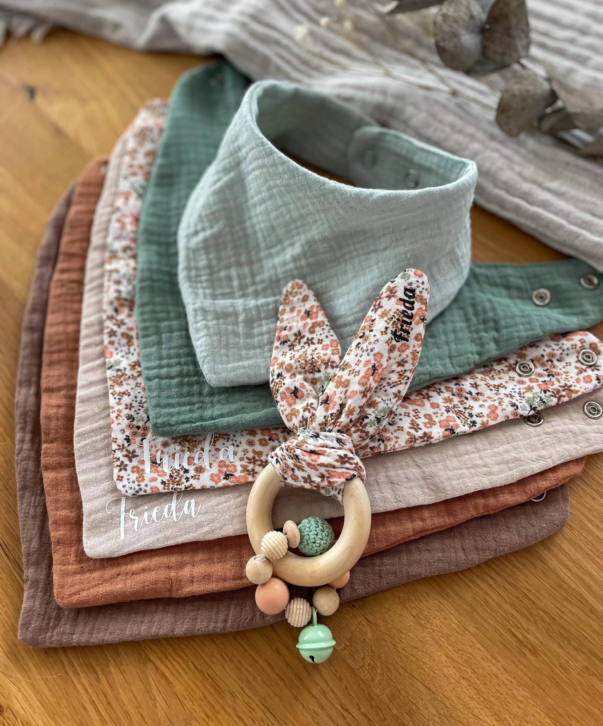 Set Personalisiertes Babygeschenk Aus Musselin Halstuch Und Greifring Mit Name | Beige/Mint Baby Dreieckstuch Babyspielzeug Holz Set Personalisiertes Babygeschenk Aus Musselin Halstuch Und Greifring Mit Name | Beige/Mint Baby Dreieckstuch Babyspielzeug Holz von Etsy - HandmadelovebyCo