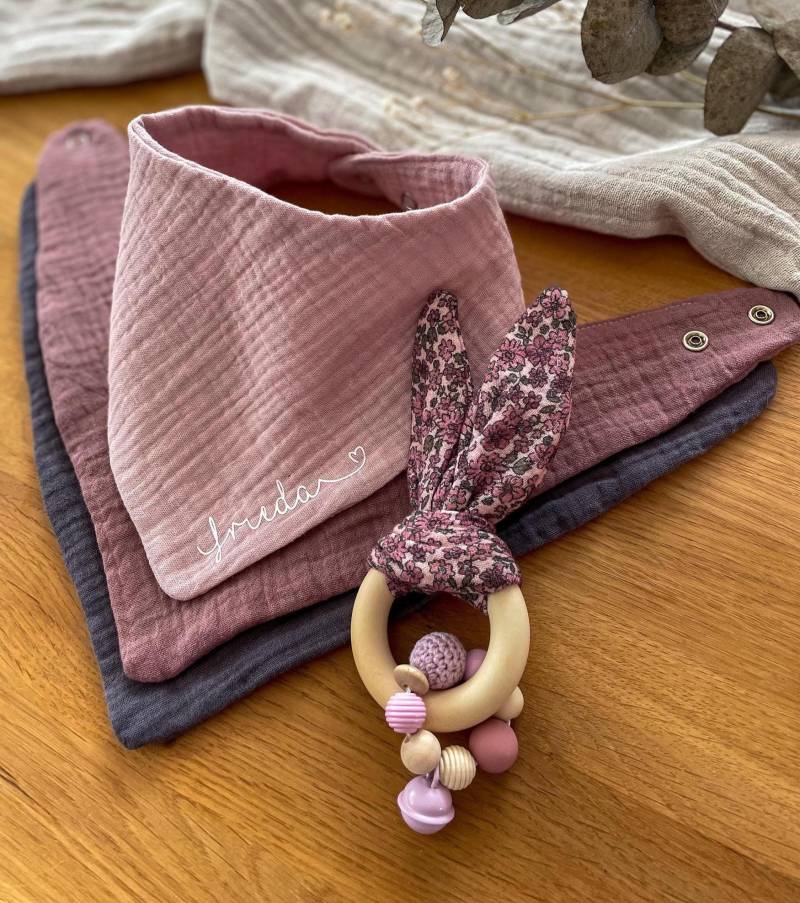 Set Personalisiertes Babygeschenk Aus Musselin Halstuch Und Greifring Mit Name | Rosa/Mauve Baby Dreieckstuch Babyspielzeug Holz von Etsy - HandmadelovebyCo