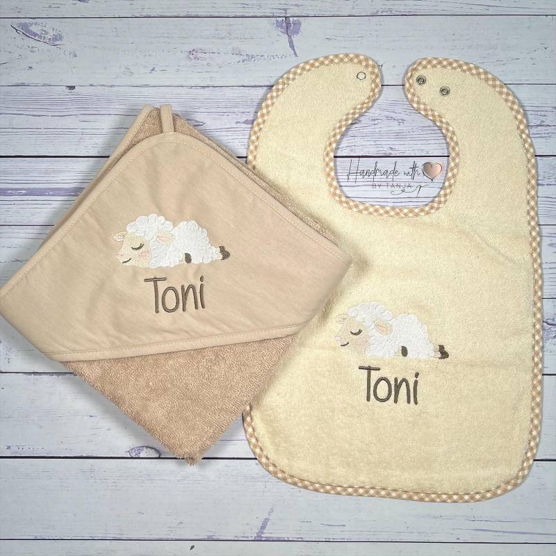 Baby Geschenk Set Mit Schaf & Wunschnamen | Kapuzenhandtuch Und Lätzchen Personalisiert Babyset Zur Geburt Oder Taufe von Etsy - HandmadelovebyTanja