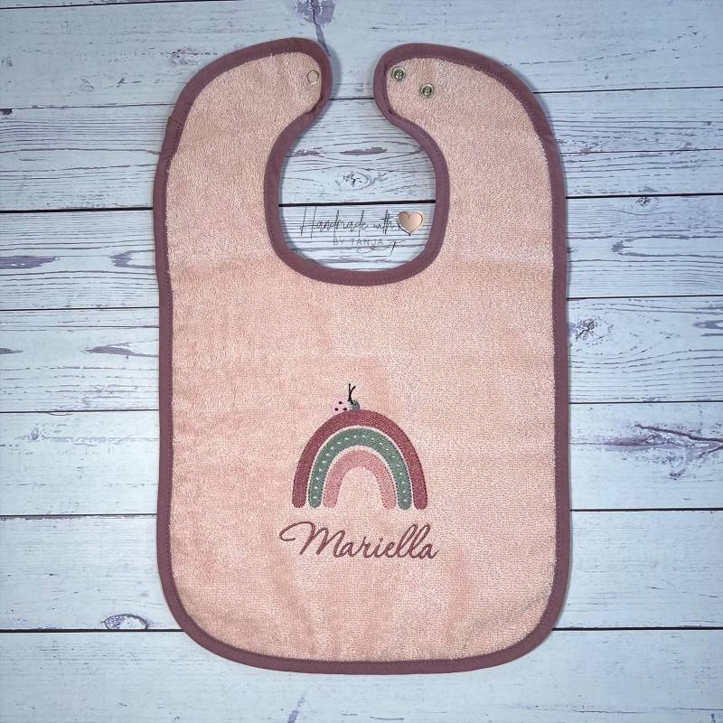 Baby Lätzchen Mit Käfer Auf Regenbogen Und Namen Bestickt I Babylatz Personalisiert Spucktuch in Verschiedenen Farben von Etsy - HandmadelovebyTanja