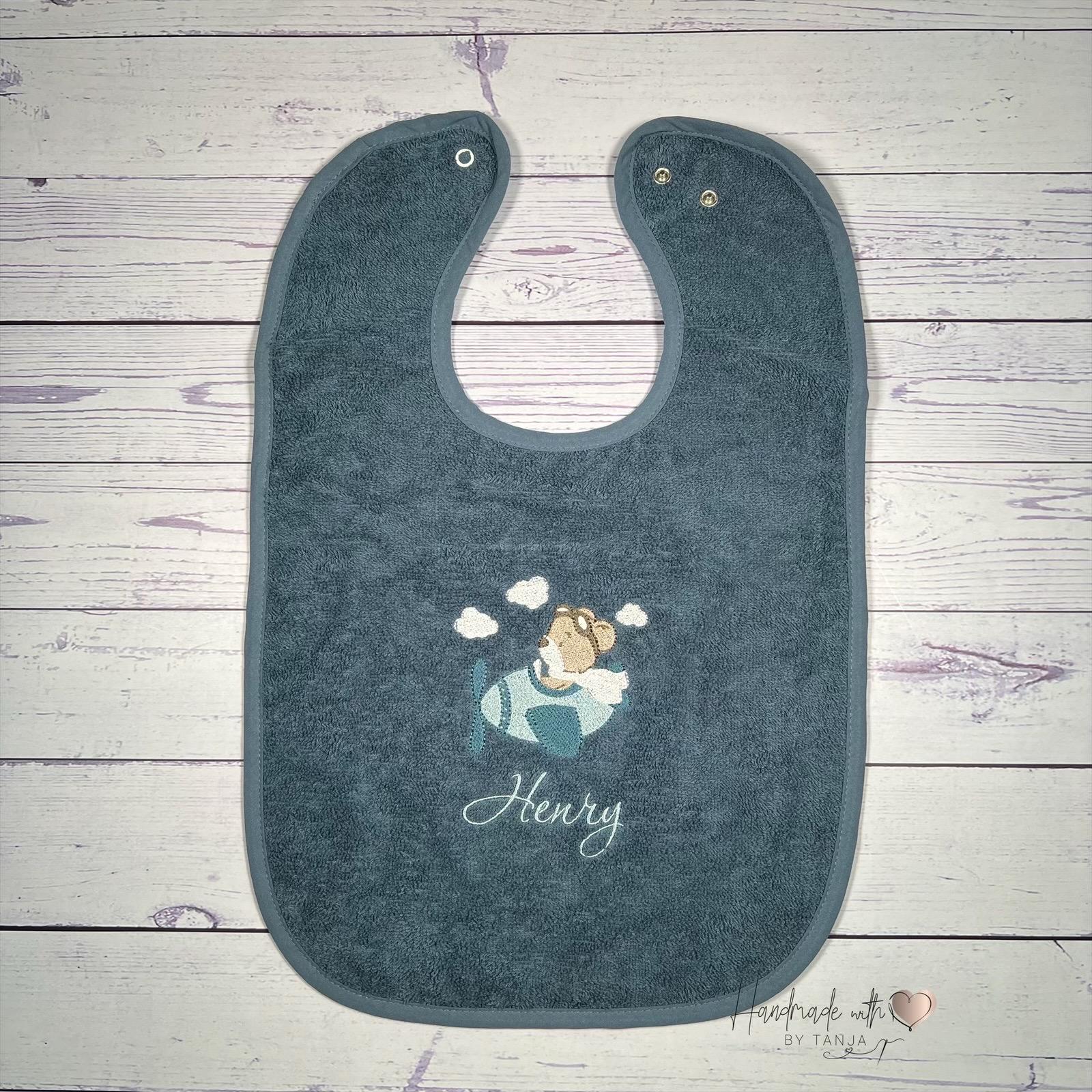 Baby Lätzchen Personalisiert I Babylätzchen Mit Teddy Im Flugzeug & Wunschnamen Bestickt Verschiedene Farben Babygeschenk von Etsy - HandmadelovebyTanja