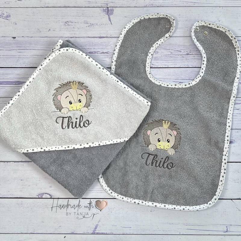 Babyset Mit Löwenmotiv I Kapuzenhandtuch & Lätzchen Personalisiert Namen Grau Geschenk Zur Geburt Babyset Mit Löwenmotiv I Kapuzenhandtuch & Lätzchen Personalisiert Namen Grau Geschenk Zur Geburt von Etsy - HandmadelovebyTanja