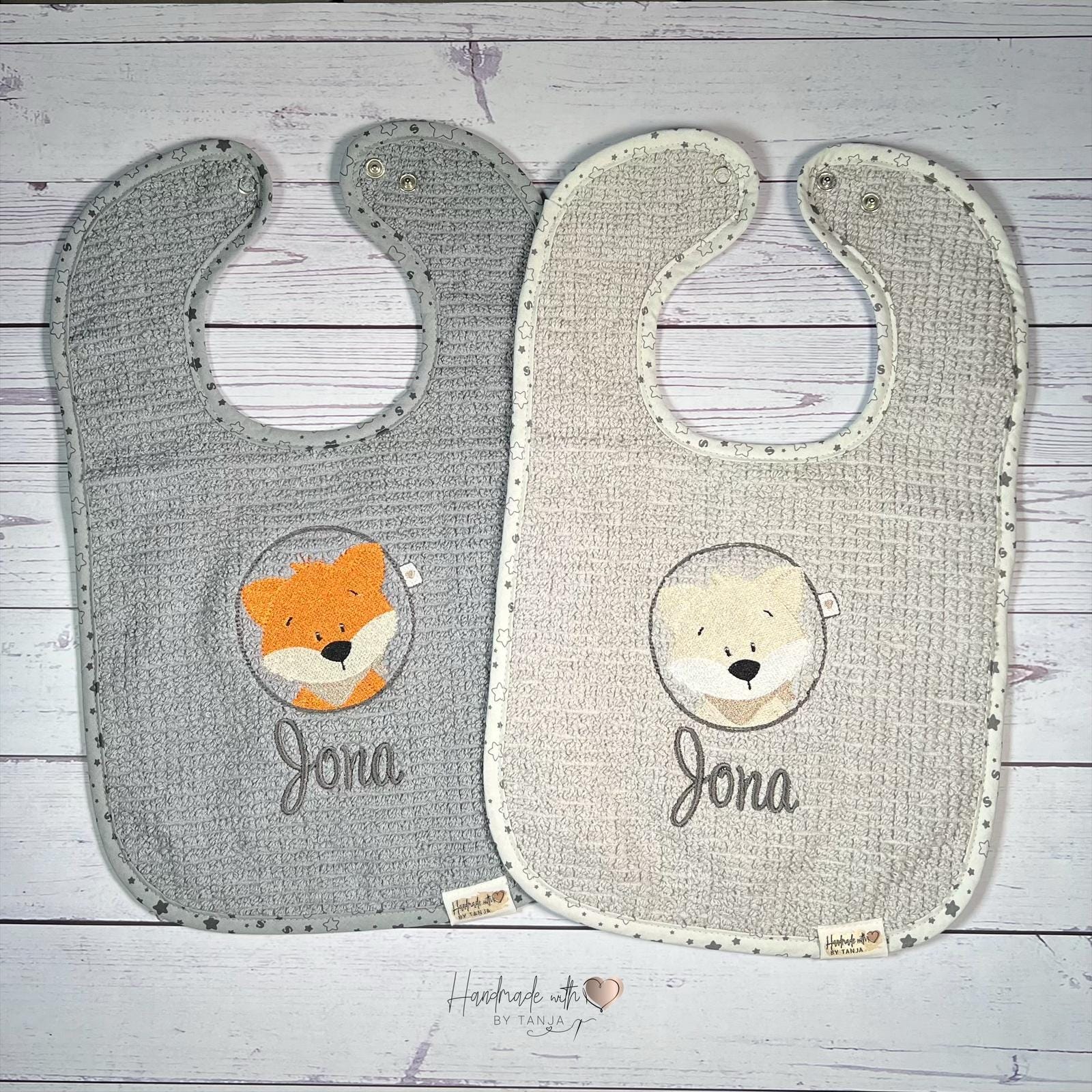 Bio Lätzchen Mit Süßem Fuchs Und Namen Bestickt I Personalisiertes Spucktuch Babylätzchen Personalisiert Geschenkidee Baby Bio Lätzchen Mit Süßem Fuchs Und Namen Bestickt I Personalisiertes Spucktuch Babylätzchen Personalisiert Geschenkidee Baby von Etsy - HandmadelovebyTanja