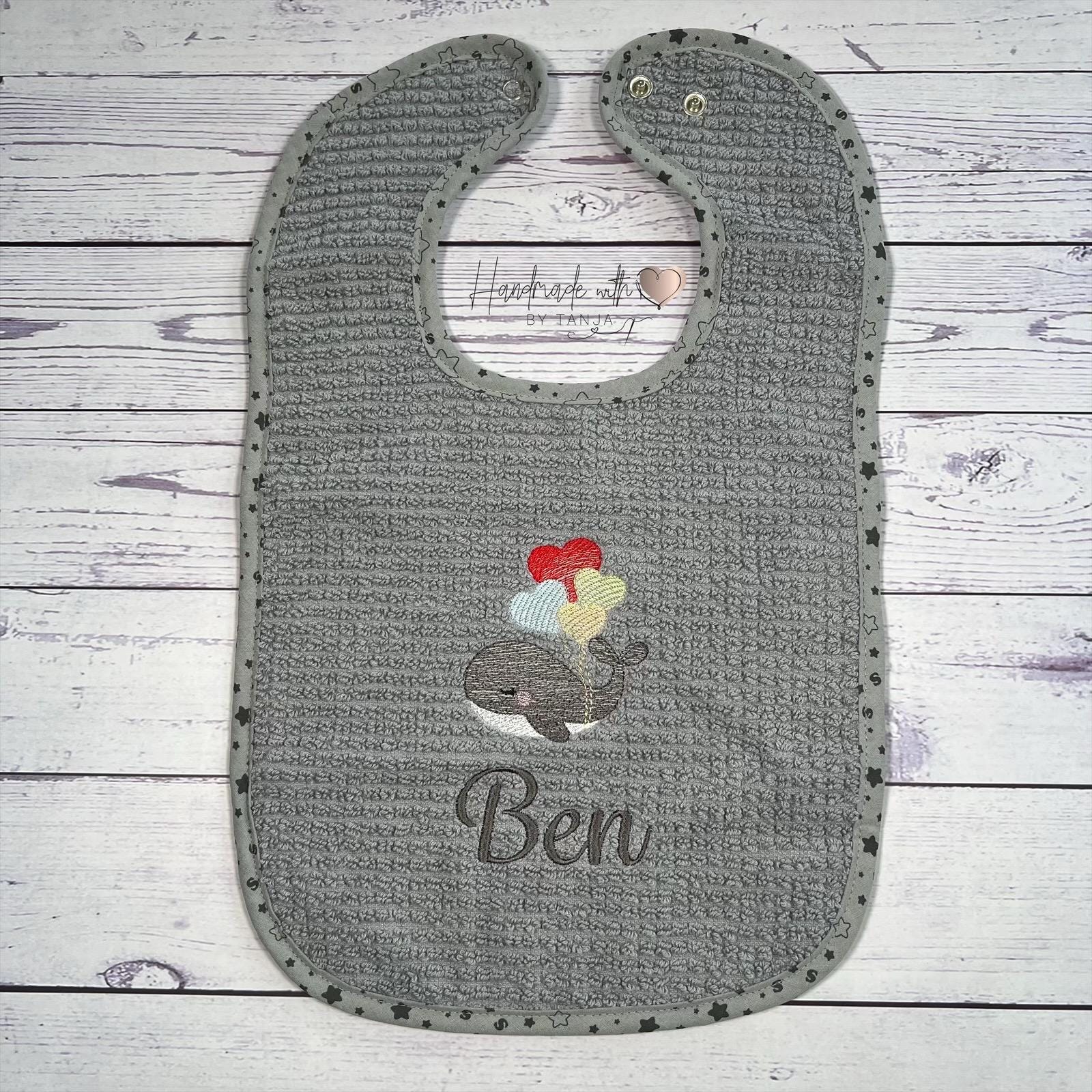 Bio Lätzchen Mit Wal Und Herzballons Bestickt | Baby Personalisiert Latz Namen Spucktuch Bio Lätzchen Mit Wal Und Herzballons Bestickt | Baby Personalisiert Latz Namen Spucktuch von Etsy - HandmadelovebyTanja