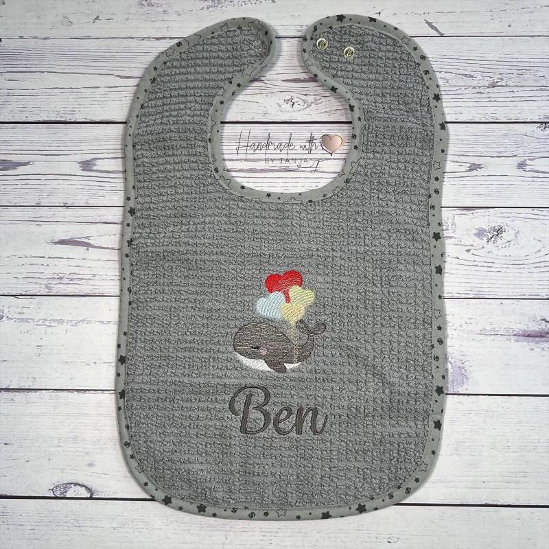 Bio Lätzchen Mit Wal Und Herzballons Bestickt | Baby Personalisiert Latz Namen Spucktuch von Etsy - HandmadelovebyTanja