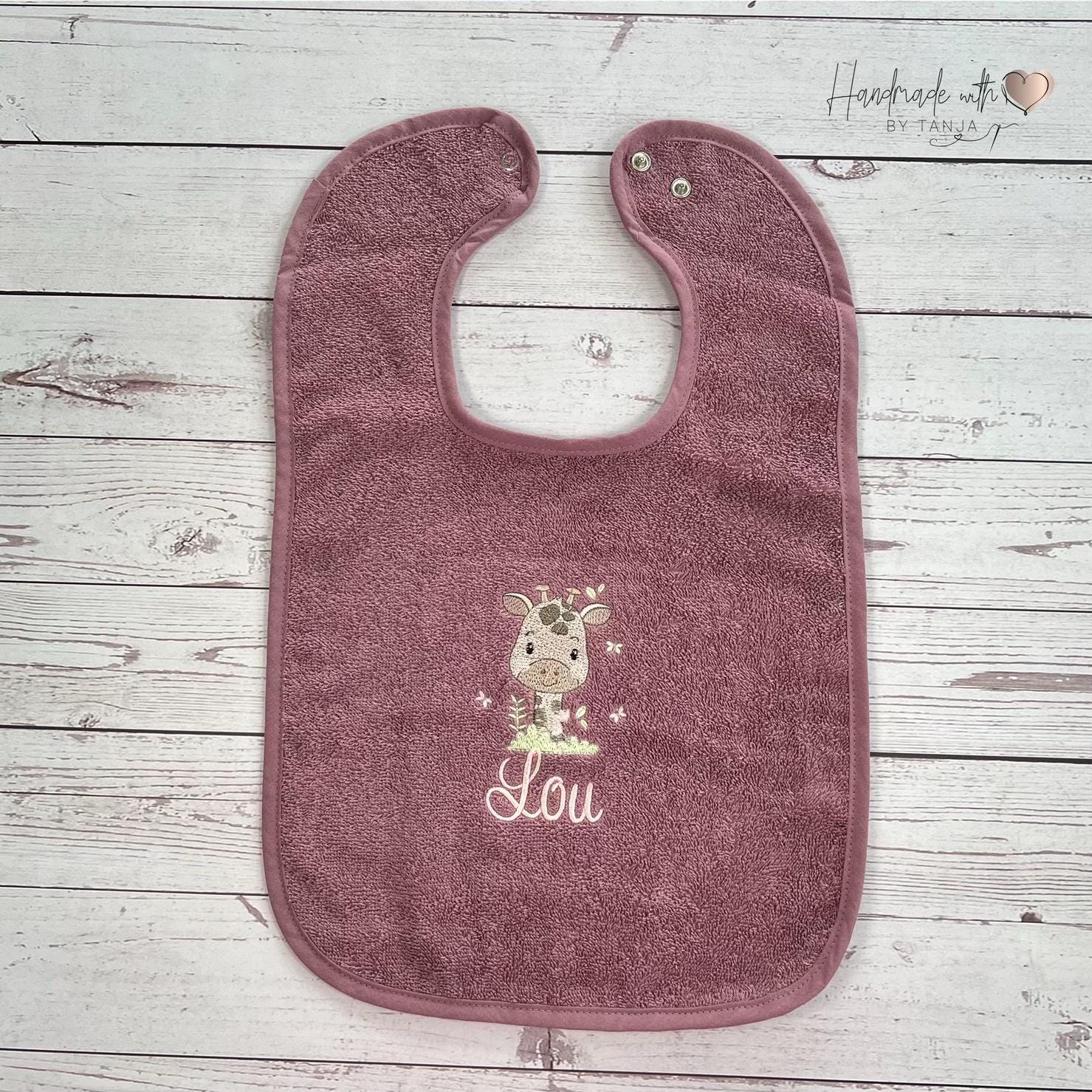 Großes Baby Lätzchen Mit Süßer Giraffe Und Wunschnamen Bestickt | Geschenkidee Spucktuch Personalisiert I Babylatz Namen Großes Baby Lätzchen Mit Süßer Giraffe Und Wunschnamen Bestickt | Geschenkidee Spucktuch Personalisiert I Babylatz Namen von Etsy - HandmadelovebyTanja