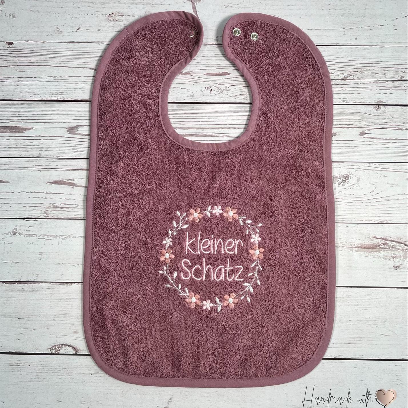 Lätzchen Mit Blumenkranz Und Kleiner Schatz Bestickt I Geschenkidee Baby Babygeschenk Zur Geburt Lätzchen Mit Blumenkranz Und Kleiner Schatz Bestickt I Geschenkidee Baby Babygeschenk Zur Geburt von Etsy - HandmadelovebyTanja