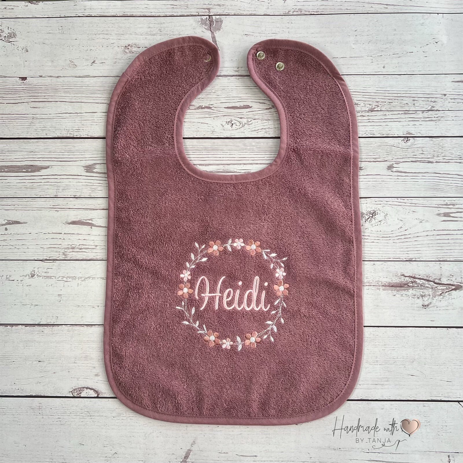 Lätzchen Mit Blumenkranz Und Namen Bestickt | Personalisiertes Spucktuch I Geschenkidee Kind Baby Geschenk Lätzchen Mit Blumenkranz Und Namen Bestickt | Personalisiertes Spucktuch I Geschenkidee Kind Baby Geschenk von Etsy - HandmadelovebyTanja