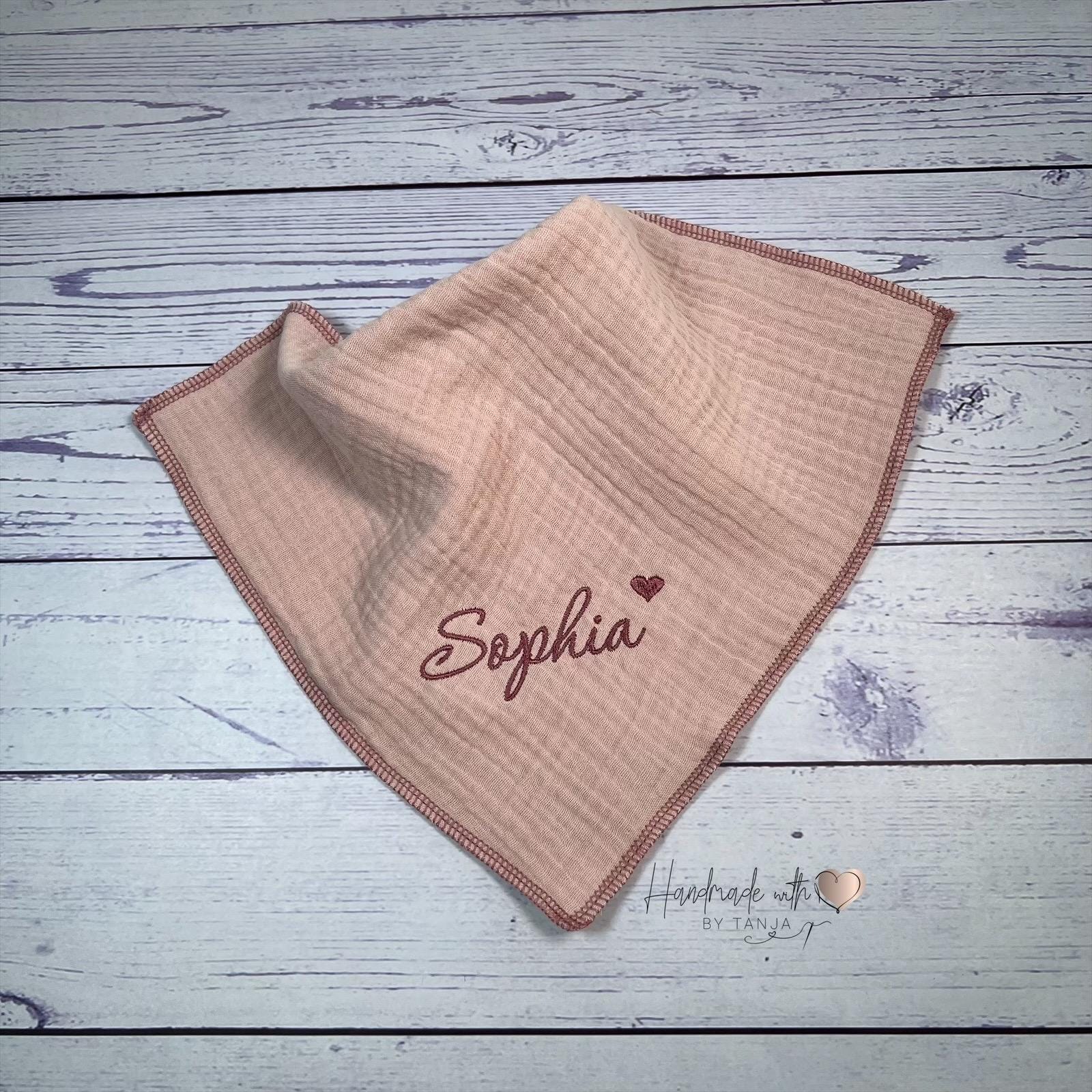 Musselintuch Personalisiert I Spucktuch Mit Namen & Herz Bestickt | Musselin Tuch in 2 Größen Und Vielen Farben Babygeschenk von Etsy - HandmadelovebyTanja