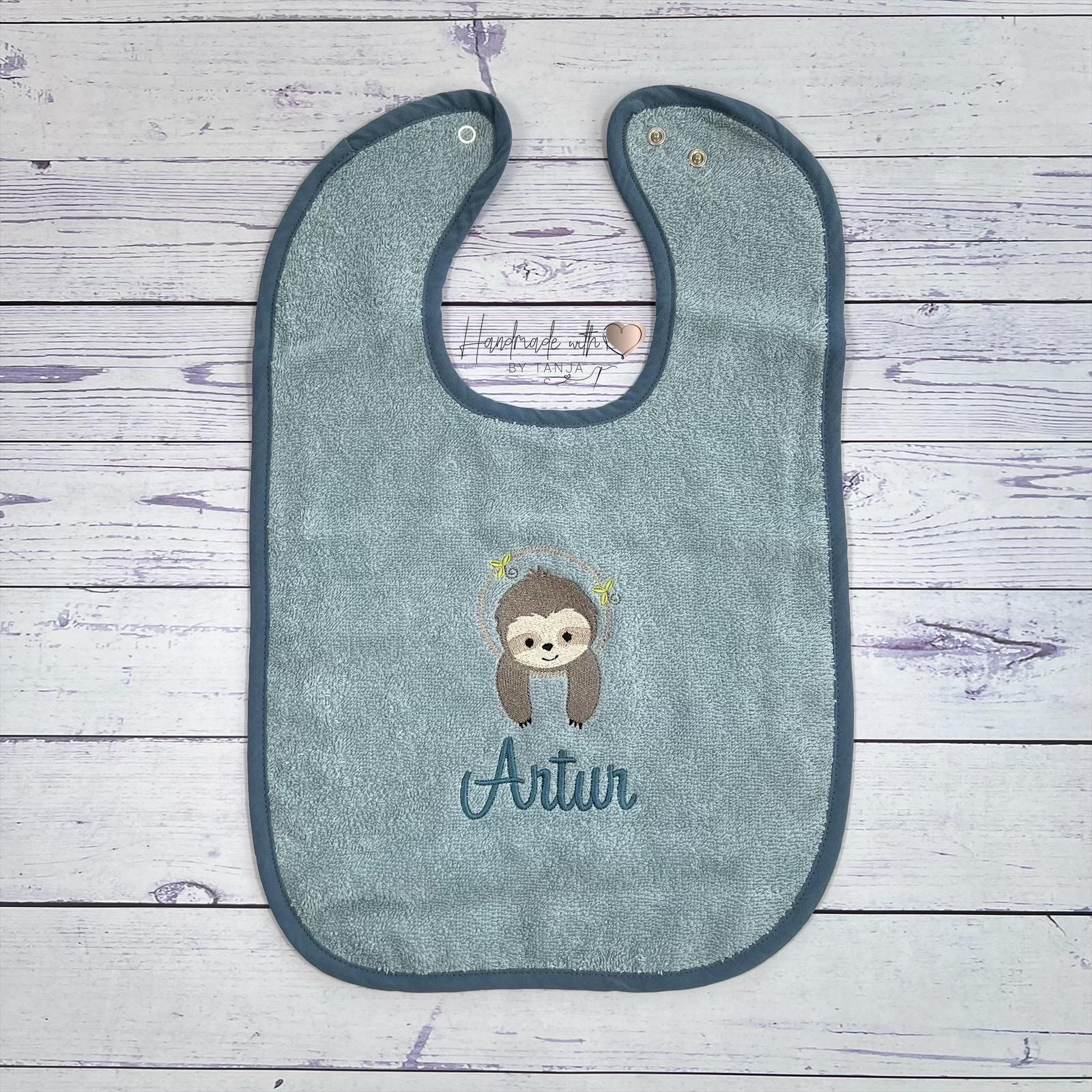 Personalisiertes Baby Lätzchen Mit Faultier & Namen Bestickt I Babylätzchen in Verschiedenen Farben Wählbar 30x45 cm Personalisiertes Baby Lätzchen Mit Faultier & Namen Bestickt I Babylätzchen in Verschiedenen Farben Wählbar 30x45 cm von Etsy - HandmadelovebyTanja