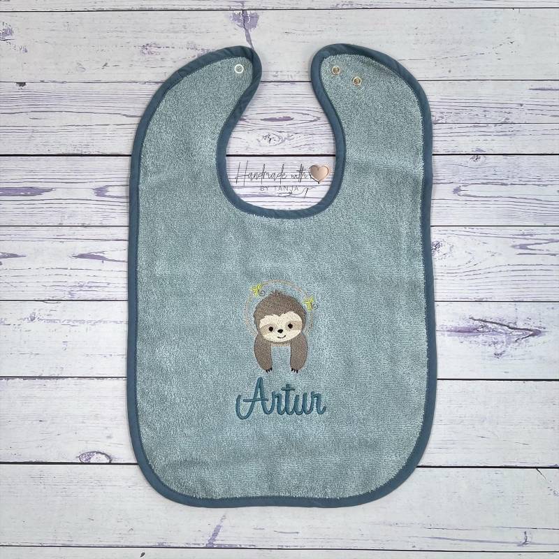 Personalisiertes Baby Lätzchen Mit Faultier & Namen Bestickt I Babylätzchen in Verschiedenen Farben Wählbar 30x45 cm von Etsy - HandmadelovebyTanja