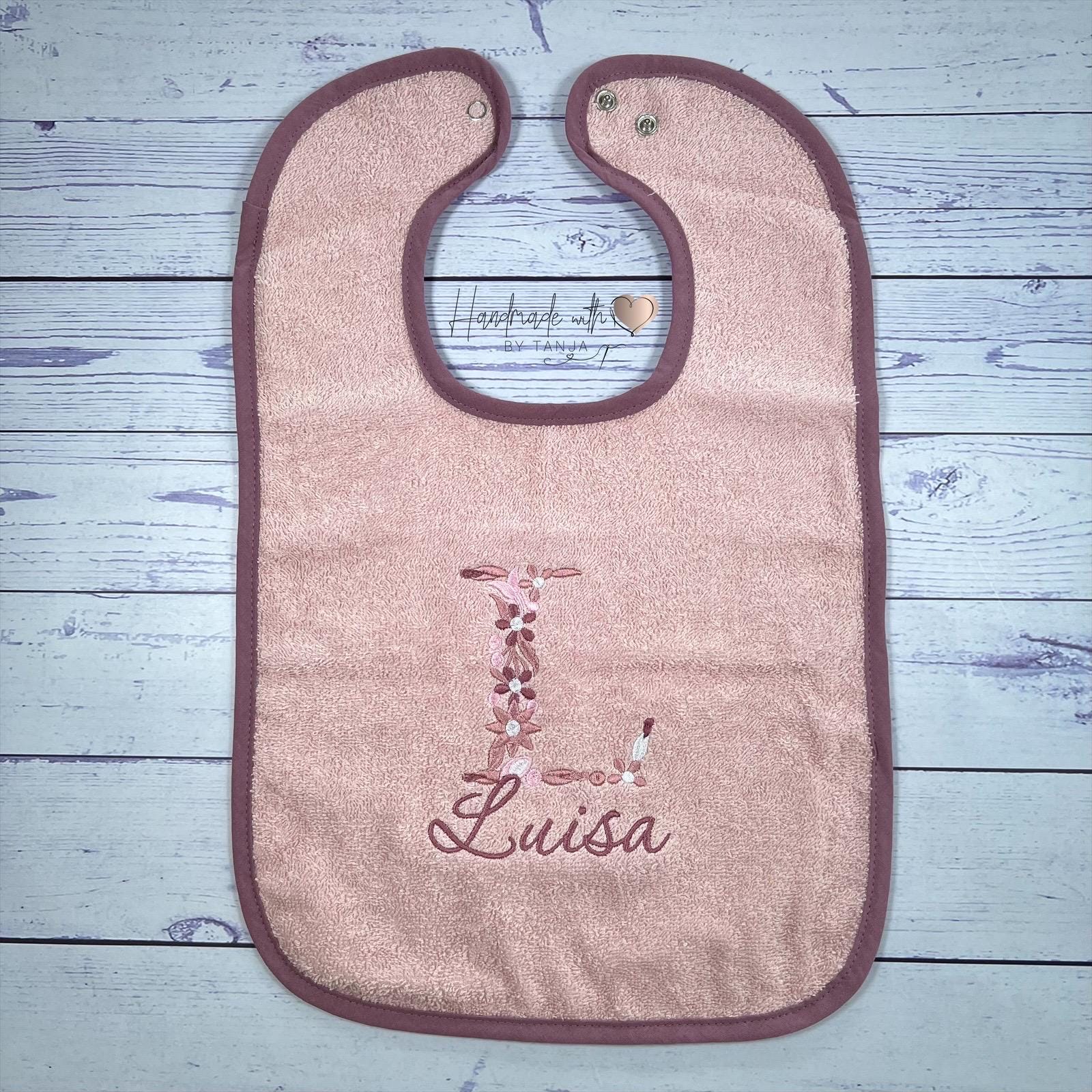 Personalisiertes Baby Lätzchen Mit Name - Besticktes Floralem Buchstaben Individuelles Geschenk Zur Geburt Oder Taufe von Etsy - HandmadelovebyTanja