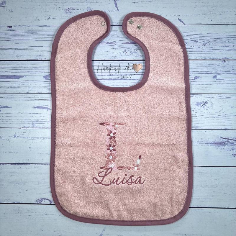 Personalisiertes Baby Lätzchen Mit Name - Besticktes Floralem Buchstaben Individuelles Geschenk Zur Geburt Oder Taufe von Etsy - HandmadelovebyTanja