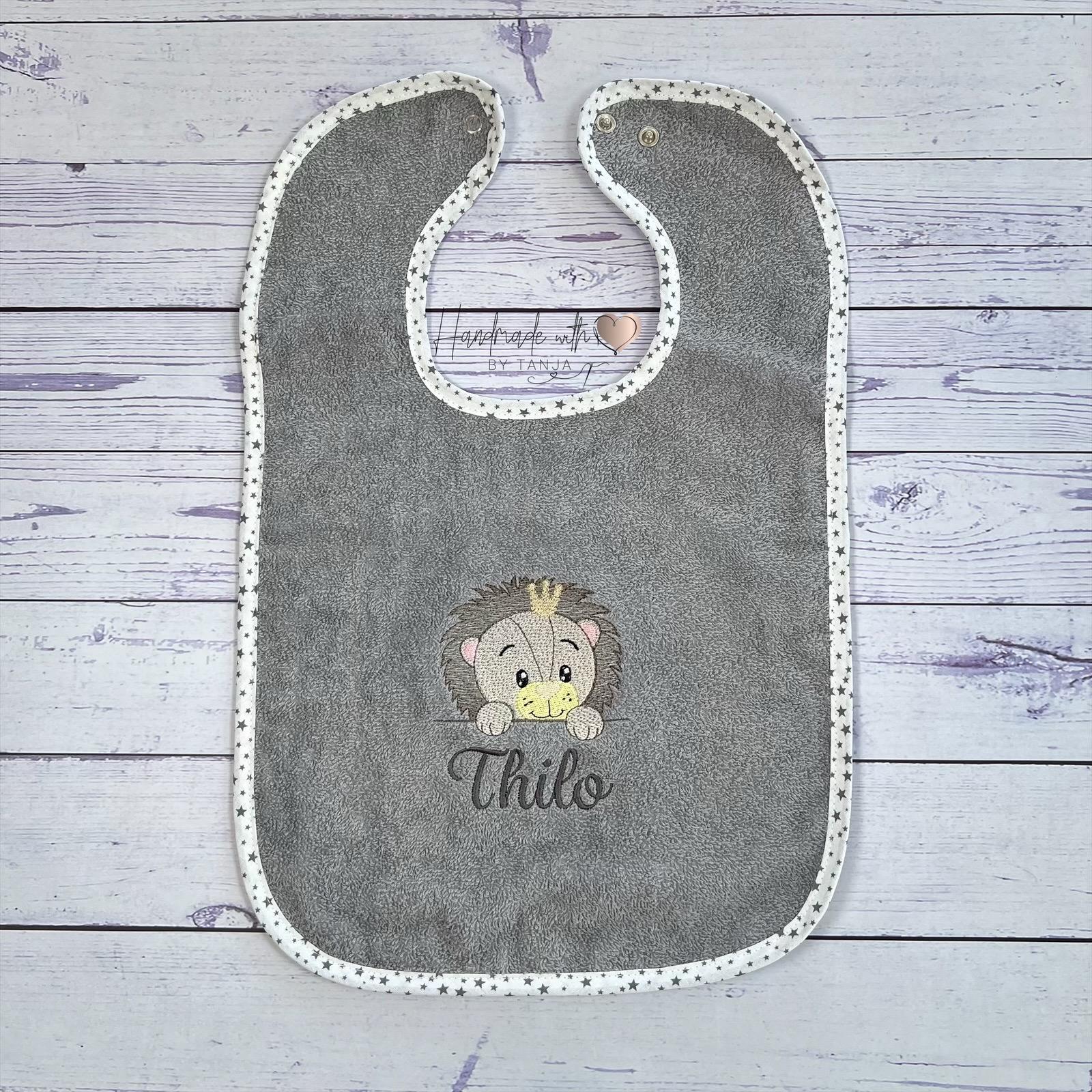 Personalisiertes Babylätzchen Löwe I Baby Lätzchen Mit Löwenmotiv Und Namen Bestickt Verschiedene Farben Geschenk Zur Geburt Taufe Personalisiertes Babylätzchen Löwe I Baby Lätzchen Mit Löwenmotiv Und Namen Bestickt Verschiedene Farben Geschenk Zur Geburt Taufe von Etsy - HandmadelovebyTanja