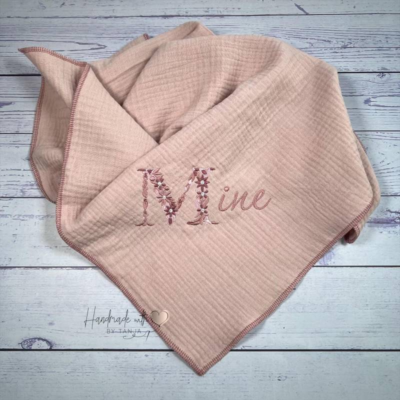 Personalisiertes Musselin Tuch Mit Besticktem Namen & Blumen Initial | 50x50 cm Handmade Geschenk Für Baby Und Kind Personalisiertes Musselin Tuch Mit Besticktem Namen & Blumen Initial | 50x50 cm Handmade Geschenk Für Baby Und Kind von Etsy - HandmadelovebyTanja