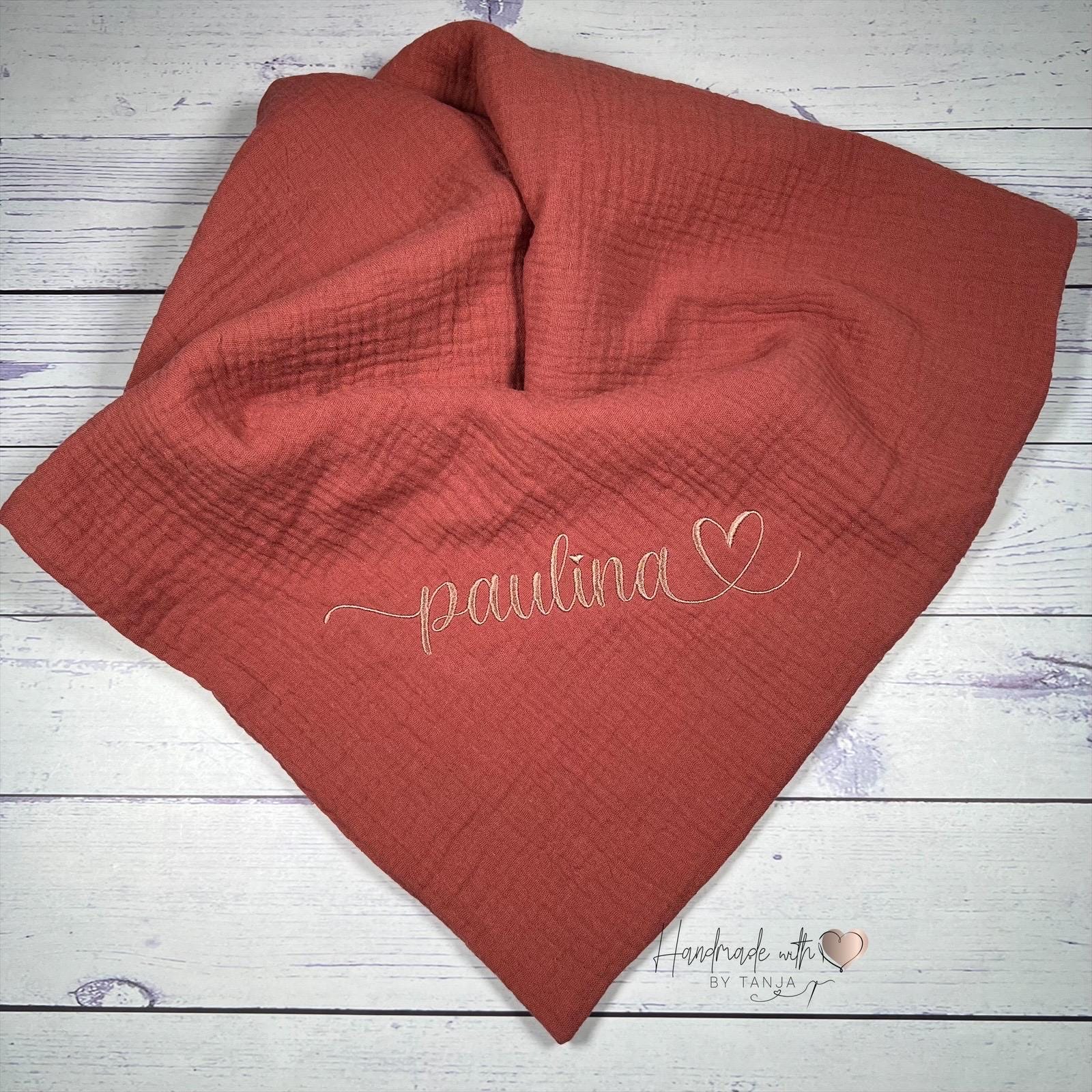 Personalisiertes Musselintuch Mit Namen - Bestickt in Herzschrift Tuch Aus Musselin 65x50 cm Personalisiertes Musselintuch Mit Namen - Bestickt in Herzschrift Tuch Aus Musselin 65x50 cm von Etsy - HandmadelovebyTanja