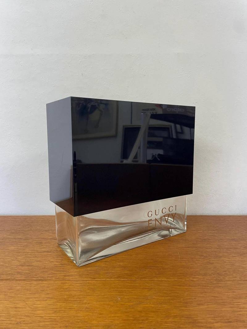 xxl Vintage Gucci Envy For Men Parfum Flakon/Werbe-Flakon Aus Glas Und Kunststoff xxl Vintage Gucci Envy For Men Parfum Flakon/Werbe-Flakon Aus Glas Und Kunststoff von Etsy - HannoverVintagestore