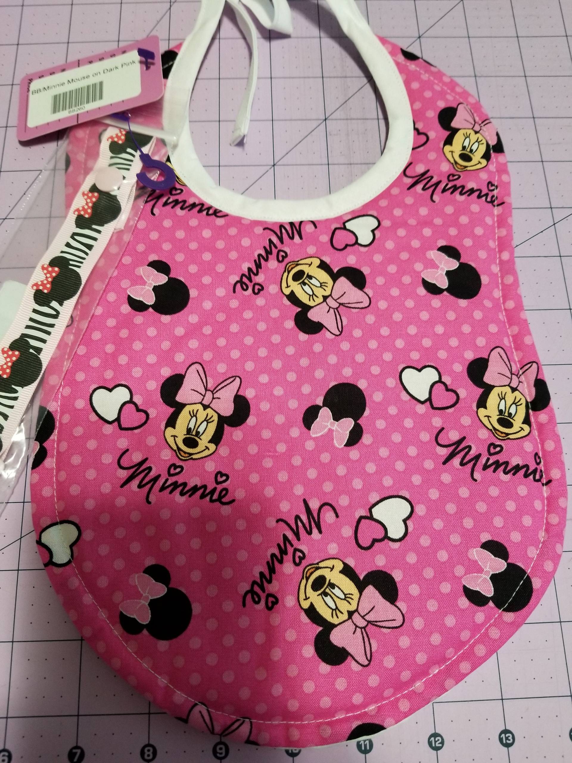 Handgefertigtes Baby Lätzchen Mit Schnuller Halter von Etsy - HappinessHomemadeInc