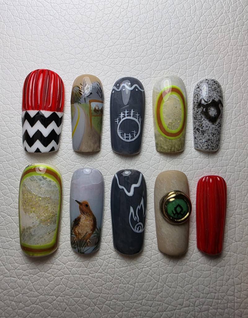 Twin Peaks Inspirierte Benutzerdefinierte 3D Press On Nails, 100% Handbemalte Nägel, Freestyle Lange Viereckige Gel Nagel Set, Größe S von Etsy - HappyBeaverCustoms