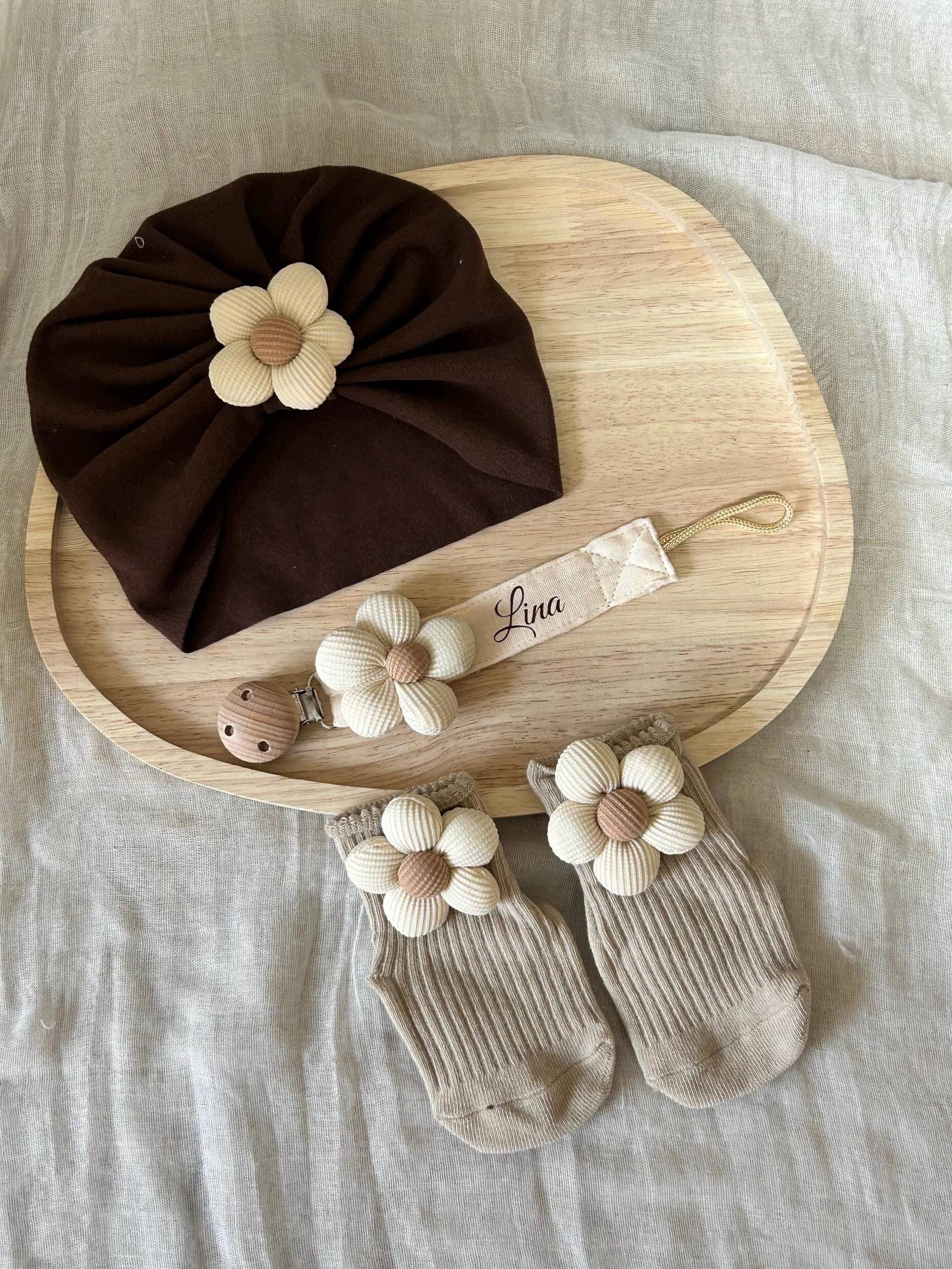 Turban Mütze | Socken Schnullerkette |Schnullerklip Für Mädchen Mit Blumen Personalisiert Schnullerband Baby Geschenk Set New Born von Etsy - HappymomentsDE
